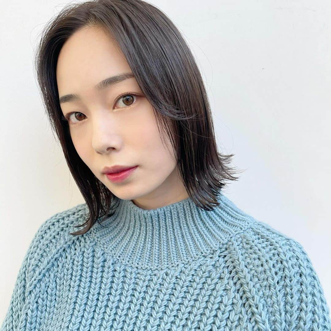 新原愛加のインスタグラム：「. ばっさりボブにしました✂︎ 年内に行けてよかった~❤︎ 小山さんいつもありがとう☺️ 今年もたくさんお世話になりました！ 来年もよろしくお願いします🙏 . . .  @koyama_k_u_realm  #ヘアカラー #ダークカラー #ボブ #イメチェン #ヘアスタイル #단발머리  #단발 #머리스타일 #머리스타그램 #염색 #머리 #男の子ママ」