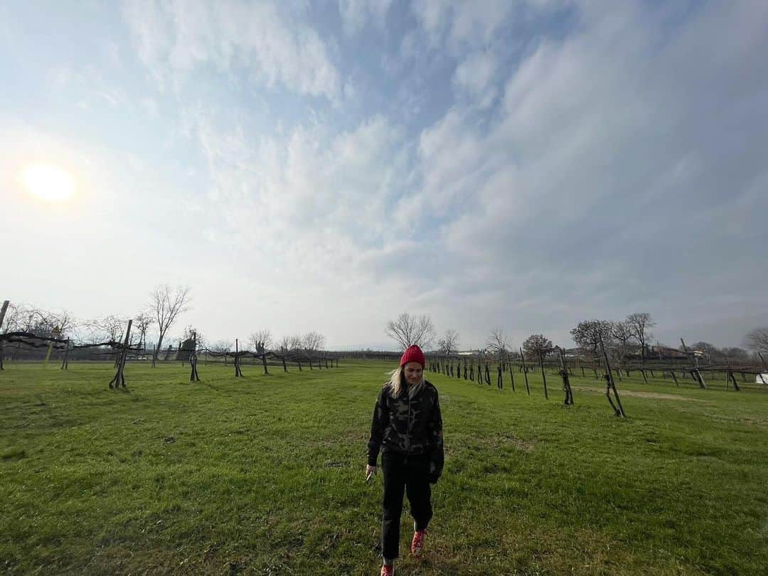 コリアックのインスタグラム：「Countryside ⚡️ @filippo_grasselli #me #reggioemilia #holidays」