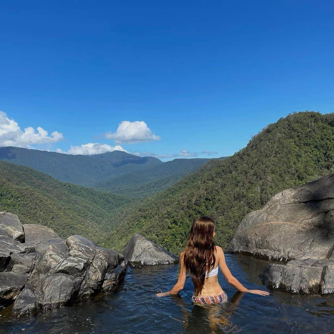 広瀬ななのインスタグラム：「Windin falls🌿 ・ 落ちないか不安になる天然プール。 ・ #滝 #Australia #cairns #オーストラリア一周 #自然 #旅暮らし #旅の記録 #空」