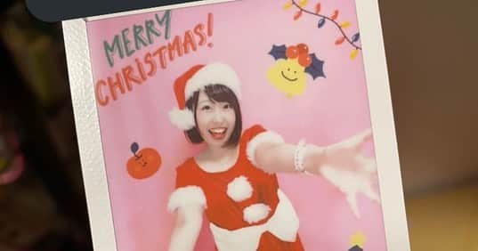 夏目亜季のインスタグラム：「【zoomざんまい】  本日は朝から銀行と郵便局へクリスマス物販梱包したものを持ち込んで全部郵送完了。 昼からオンラインでウーマンシフト（女性のみの議員勉強会）と夏目亜季本制作プロジェクトの打ち合わせ！  今年嬉しかった実現した政策や来年力を入れたいことを皆で話し合ったり本制作プロジェクトでは原稿手直しや追加エピソードなどを打ち合わせ。  zoomだけで約5時間！ 今終わりましたが、今日明日中に年賀状系の物販（撮影とイラスト）と福袋の梱包をやらねばならぬ。 クリスマス物販のハムスターのイラストは可愛いくかけて満足だ☺️  ということで今日はお疲れなんで明日やろうかね、、、。 イブもクリスマスも仕事ですがなにか。 という感じ。🤣✌️🎄🐹  家でケンタッキーでもデリバリーしようかな☺️ 皆もコロナ禍なのでなるべく家で出来ることをしようね🎄  もうすでに眠たいです💤  物販🎄 https://chamemon.thebase.in/  #荒川区　#荒川区区議会議員 #クリスマス　#zoom #忘年会　#zoom忘年会 #ウーマンシフト　#梅カムこんぶ」