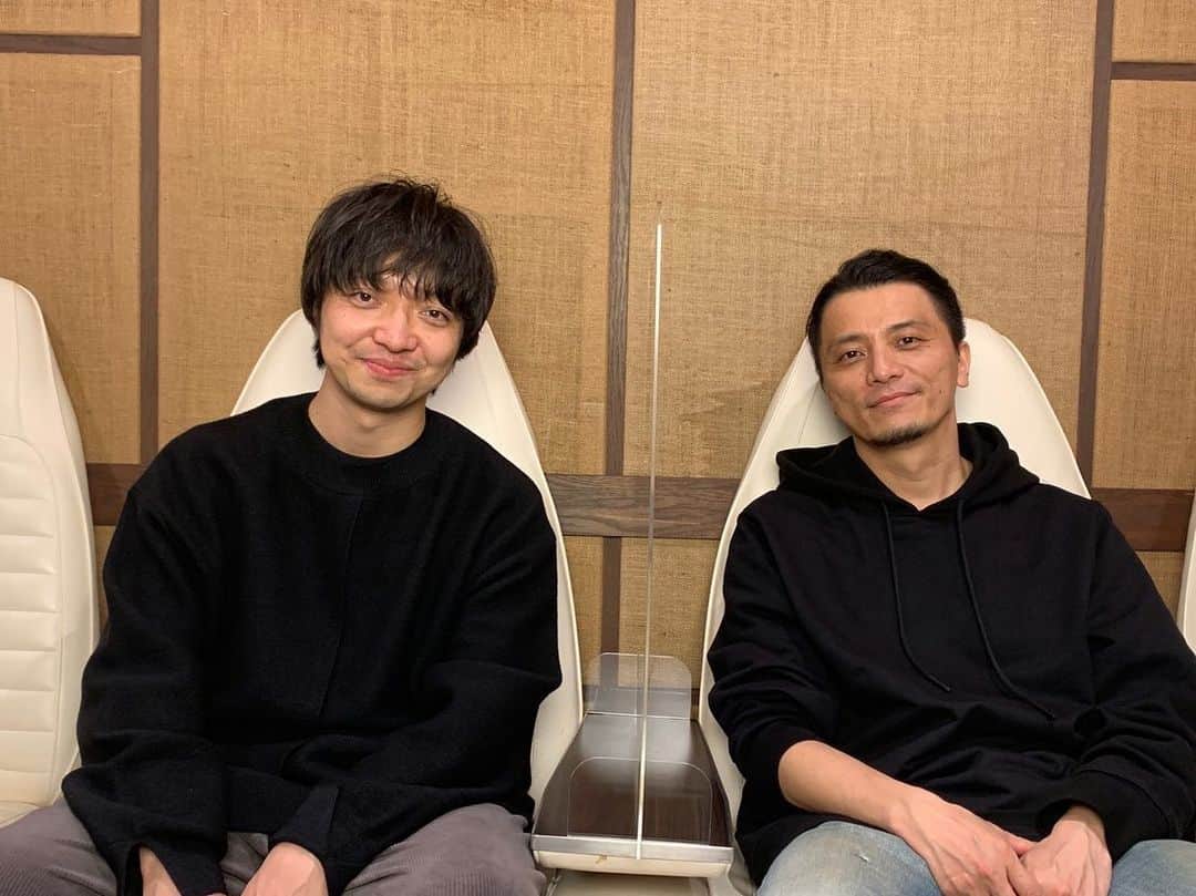 KREVAのインスタグラム：「「Fall in Love Again feat.三浦大知」c/w 「タンポポ feat.ZORN」 本日12／23日発売となりました！ 買ってくれた皆さんありがとうございます！まだの方、いつまでもあると思うな生産限定盤wお早めに！ CDには両曲のインスト、DVDにはMVのメイキング＆配信ライブ①丸ごと入っております。  #KREVA #三浦大知 #FallinLoveAgain #ZORN #タンポポ  どちらの写真も着てる服は同じ #Y3」