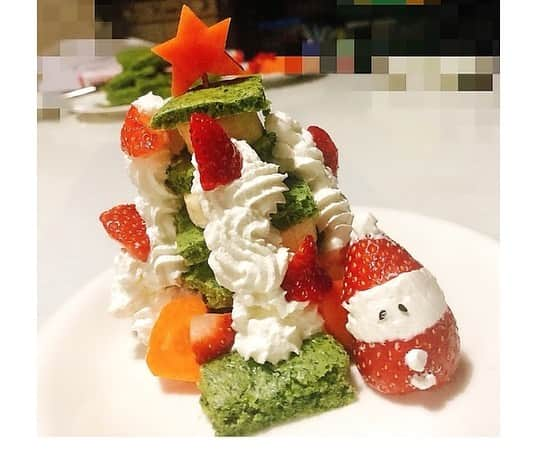 まさき沙耶さんのインスタグラム写真 - (まさき沙耶Instagram)「そういえば、昨日一足早くクリスマスケーキ作ったのでもう載せちゃうね🎅❄️ 明日きっとお料理すごい方いっぱいいるから並べないからね🥳笑  モミの木はほうれん草をペーストしたものとホットケーキミックスで作ってるんだけど、 ほうれん草の味全然しない！！からおすすめ🎄💓✨  2枚目の方がツリーわかりやすいかな？ 木の間はバナナで重ねていくだけ サンタさんはいちご🍓💭 目がちょっと困ってしまったのがポイント•ᴗ•💛w  カロリーも抑えられるし、甘さも生クリームに入れるグラニュー糖の量で加減できるところがいいです☆  クックパッド先輩に載ってたのでめちゃくちゃに真似しました🙆‍♀️🤍 #まさきさやクッキング #メリークリスマスイブイブ  #くっきんぐらむスイーツ編」12月23日 20時49分 - saya_masaki