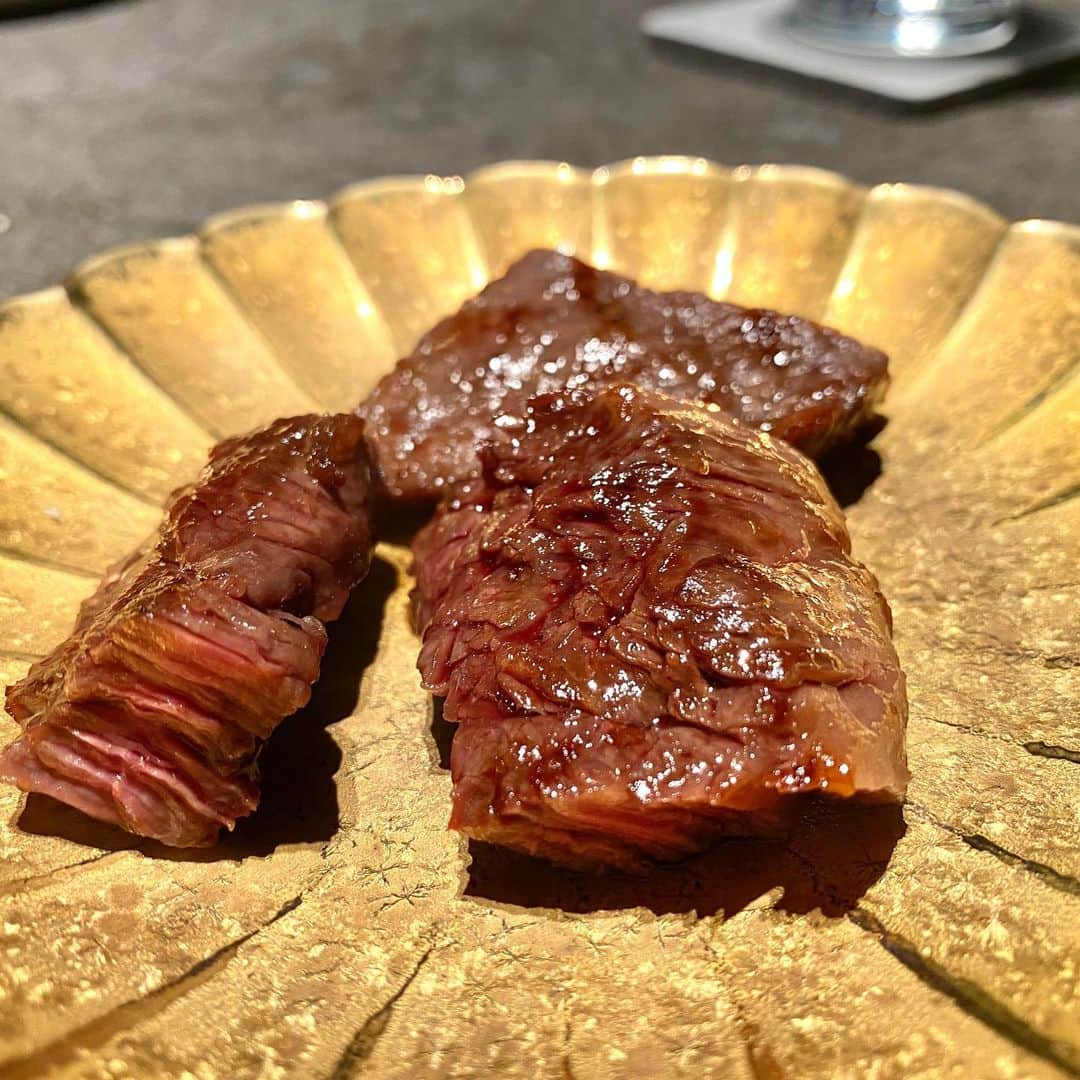 "TERIYAKI" テリヤキ編集部さんのインスタグラム写真 - ("TERIYAKI" テリヤキ編集部Instagram)「. 【焼肉 思食(オボシメシ)】 📍東京 赤坂  今年6月にオープンした、焼肉をコース仕立てで味わえる話題店。 韓国料理とフレンチテイストのコラボを楽しめるイノベーティブな焼肉店です。  本場パリ仕込みのシェフによるフレンチの技法を取り入れており、ソースや前菜などところどころにそのエッセンスが感じられます。 シャトーブリアンのヒレカツサンドは火入れが素晴らしく、マスタードのアクセントも相まり絶品。  焼肉店らしからぬ高級感をまとった外観や内装、さらには個室もあるので、会食やデートなど様々なシチュエーションで重宝できそうです。  #思食 #焼肉思食 #オボシメシ #赤坂グルメ」12月23日 20時51分 - teriyaki_jp