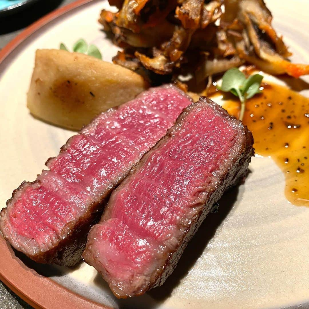 "TERIYAKI" テリヤキ編集部さんのインスタグラム写真 - ("TERIYAKI" テリヤキ編集部Instagram)「. 【焼肉 思食(オボシメシ)】 📍東京 赤坂  今年6月にオープンした、焼肉をコース仕立てで味わえる話題店。 韓国料理とフレンチテイストのコラボを楽しめるイノベーティブな焼肉店です。  本場パリ仕込みのシェフによるフレンチの技法を取り入れており、ソースや前菜などところどころにそのエッセンスが感じられます。 シャトーブリアンのヒレカツサンドは火入れが素晴らしく、マスタードのアクセントも相まり絶品。  焼肉店らしからぬ高級感をまとった外観や内装、さらには個室もあるので、会食やデートなど様々なシチュエーションで重宝できそうです。  #思食 #焼肉思食 #オボシメシ #赤坂グルメ」12月23日 20時51分 - teriyaki_jp