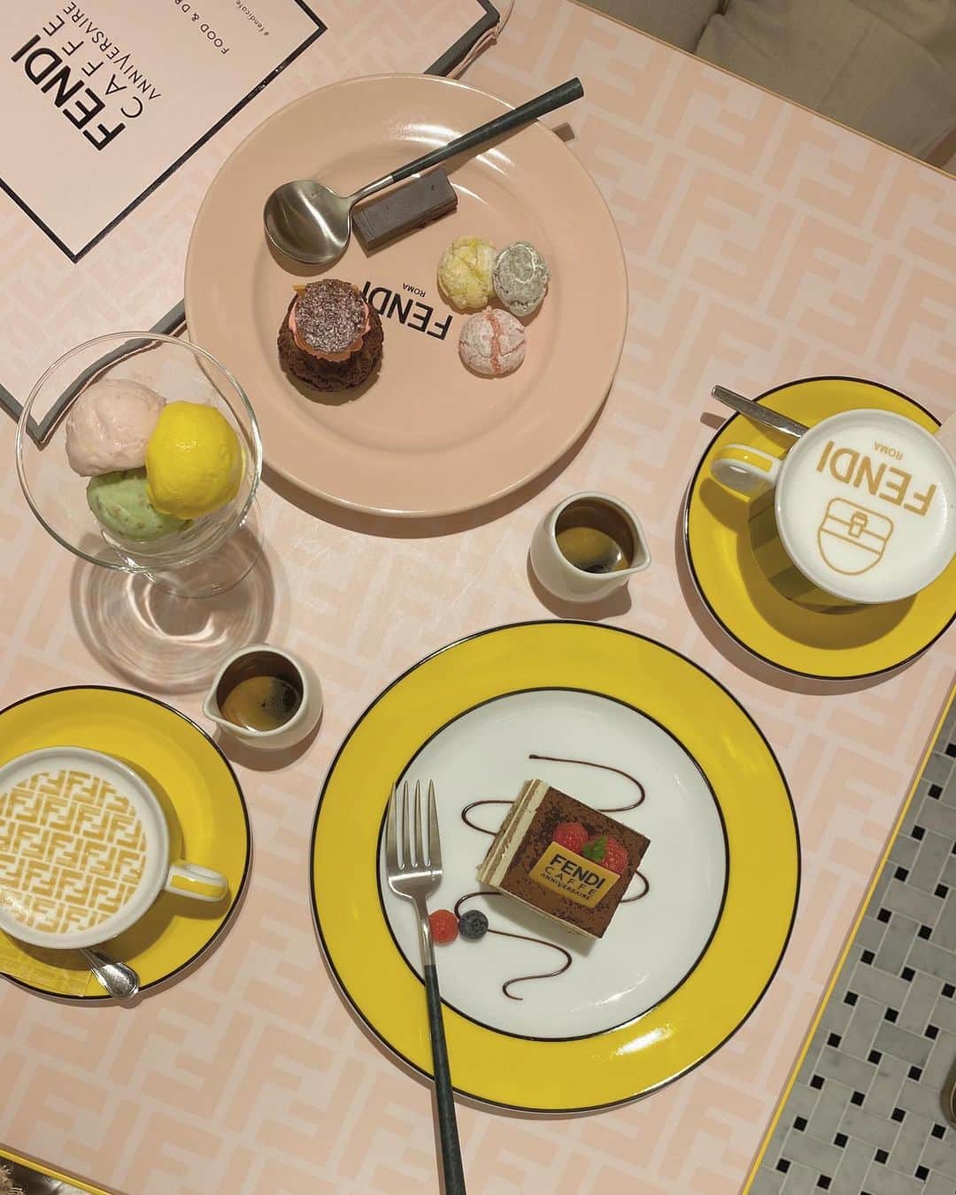 ikeda chizuruのインスタグラム：「FENDIカフェに行ったのよん♡﻿ ﻿ 私はティラミスとカフェラテ☕️﻿ たまには女子っぽく〜﻿ アフタヌーンティーしました◎」