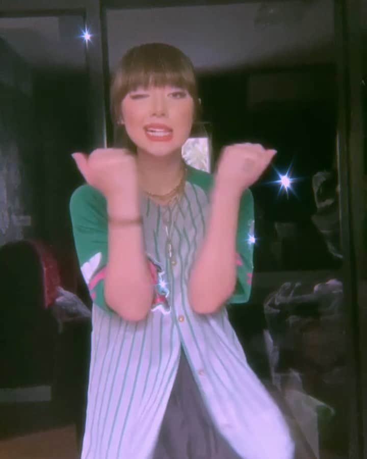 ヤンニーン・ワイゲルのインスタグラム：「เขินจังค่ะ55555555555555555 Tiktok dances aren’t my strong suit but hey💀」