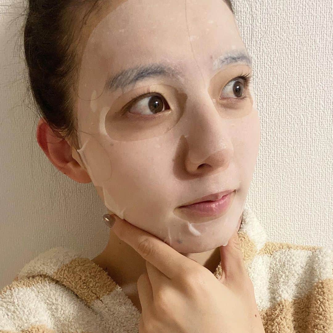 宮原華音さんのインスタグラム写真 - (宮原華音Instagram)「🧖‍♀️🧖‍♀️🧖‍♀️🧖‍♀️﻿ ﻿ ﻿ 乾燥が気になり始めた﻿ この時期にぴったりフェイスマスク﻿ (@fujimi_official ) ﻿ 私はどんな肌質かよくわからず﻿ いろんなものを試してきてるけど﻿ これは自分の悩みに合わせた成分の﻿ フェイスマスクを作ってくれるし﻿ 香りまで選べるから最高✨✨﻿ 最近ニキビも減ってきた気がする🤔 カサついたりもない！！ ﻿ 簡単な質問に答えるだけだし﻿ みんなも試してみてね😚✌️  #fujimi #fujimiフェイスマスク #パーソナライズマスク #フェイスマスク #乾燥肌 #ニキビ肌 #ニキビ肌改善 #ニキビ肌のスキンケア #乾燥肌対策 #乾燥肌ケア #pr #パック #美肌ケア」12月23日 20時53分 - miyahara_kanon
