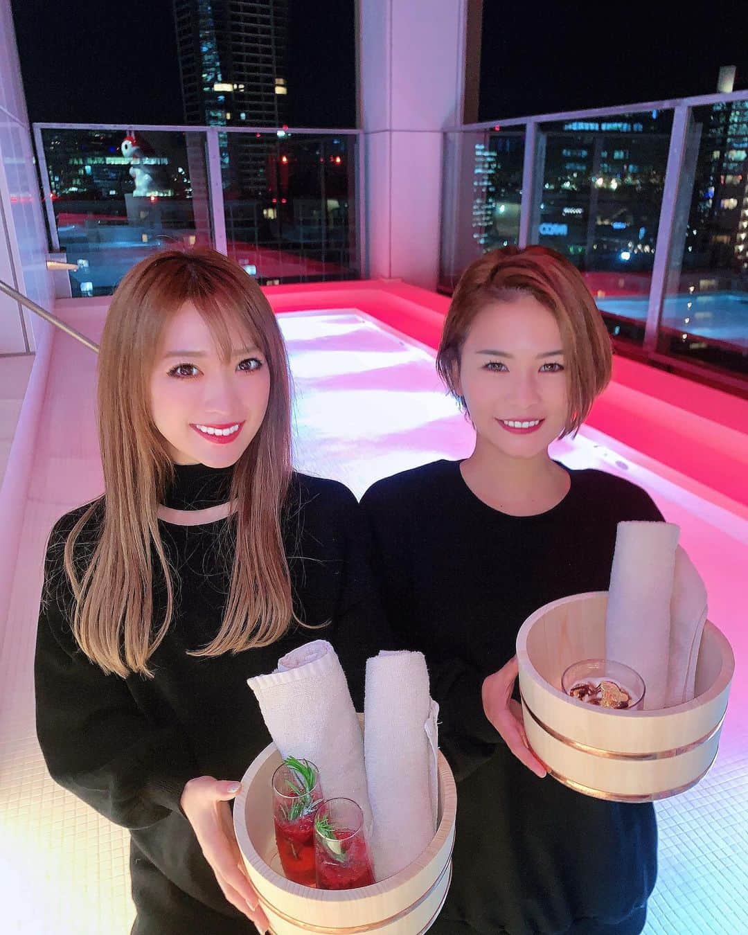 のインスタグラム：「🎄 渋谷にある #MIYASHITAPARK sequenceの 最上階 #SOAK に行ってきたよ💕 ・ ルーフトップテラスの #OYU で 足をお湯につけながらドリンク飲めたよ☺️ ・ 次回は完全予約制でコース料理が食べれる レストランの方も行ってみたいな😍😍😍 ・  @soaktokyo ・  住所 渋谷区神宮前６丁目20番10号  MIYASHITA PARK North18階 営業時間▶︎ 17：00～22：00 ・ ・ ・ ・ #soaktokyo #shibuya #tokyo#ジャパニーズイノベーティブ #japaneseinnovative #エンタメレストラン#渋谷レストラン#渋谷バー#渋谷#夜景#宮下公園#オシャレ#エンタメ#クリスマス#イルミネーション#カクテル#映えスポット#映え」