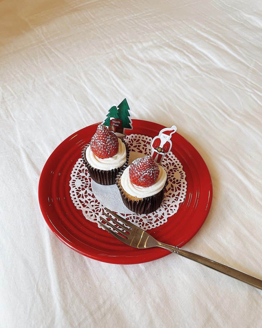 熊谷江里子さんのインスタグラム写真 - (熊谷江里子Instagram)「もうすぐクリスマスという事で... クリスマスカップケーキ作りました🎅🏼  去年に比べると、外にあまり出れないからお家でクリスマス気分味わってます❤︎」12月23日 20時54分 - eriko___kumagai