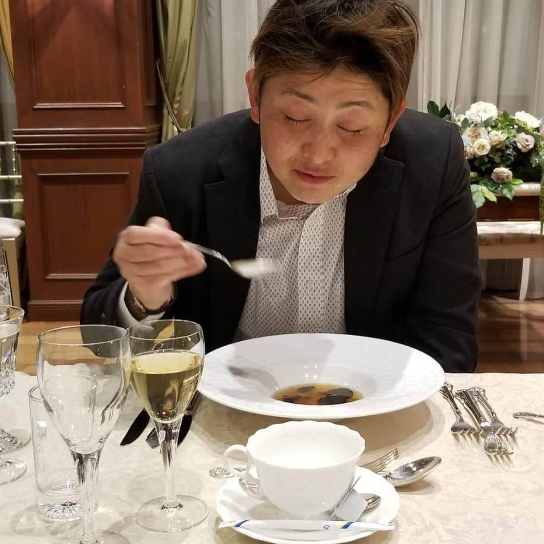 天沼知恵子さんのインスタグラム写真 - (天沼知恵子Instagram)「ゴルフ終わって、会食に近いところへ宿泊するホテルのフロントが混みすぎて。。。 クリスマス🎄もあるけど（泊まってみたかったとこ）、  髪の毛のセット出来ず慌ててタクシー乗って会食へ^_^  可愛い料理長のお話を聞きながら、^_^ トリュフの薫るスープを食べずにずっと匂いを楽しんでたら写真撮られる🤣  本日も楽しい夜を ありがとうございました😊  #アンジェラ馬車道 #結婚式場  #結婚式会場探し  #雪降るチャペル #パイプオルガン  #ステンドグラス  #トリュフのスープ #セントラルラファエルチャペル 銀座 #銀座アフターヌーンティー  #青山 #横浜」12月23日 20時55分 - amanuma_chan.impact_a_body