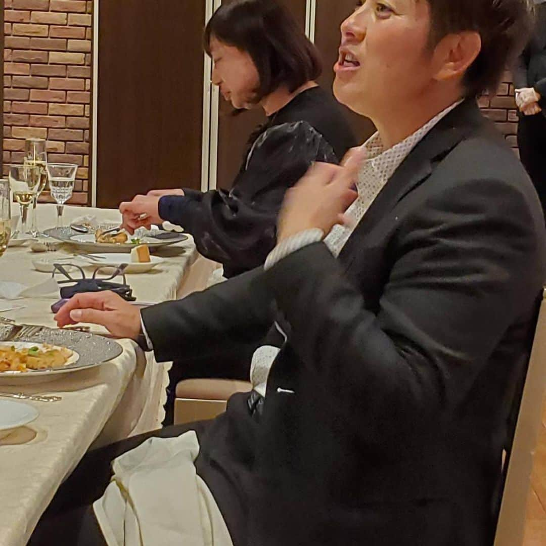 天沼知恵子さんのインスタグラム写真 - (天沼知恵子Instagram)「ゴルフ終わって、会食に近いところへ宿泊するホテルのフロントが混みすぎて。。。 クリスマス🎄もあるけど（泊まってみたかったとこ）、  髪の毛のセット出来ず慌ててタクシー乗って会食へ^_^  可愛い料理長のお話を聞きながら、^_^ トリュフの薫るスープを食べずにずっと匂いを楽しんでたら写真撮られる🤣  本日も楽しい夜を ありがとうございました😊  #アンジェラ馬車道 #結婚式場  #結婚式会場探し  #雪降るチャペル #パイプオルガン  #ステンドグラス  #トリュフのスープ #セントラルラファエルチャペル 銀座 #銀座アフターヌーンティー  #青山 #横浜」12月23日 20時55分 - amanuma_chan.impact_a_body