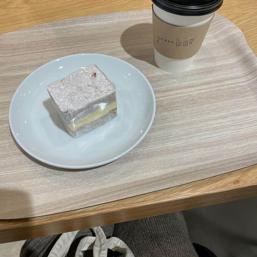 のインスタグラム：「もうすぐ今年も終わってしまうね〜。 特に早く感じた一年だったなぁ。 あまり人に会わない一年だったから、来年は沢山お仕事して沢山人に会えるといいなぁ。 このインスタももうすぐ1000投稿になると思うとそんなに写真撮ったんだとビックリ。これからもマイペースに好きなものあげていきます。😊  #cafe #coffee  #いつかの写真」