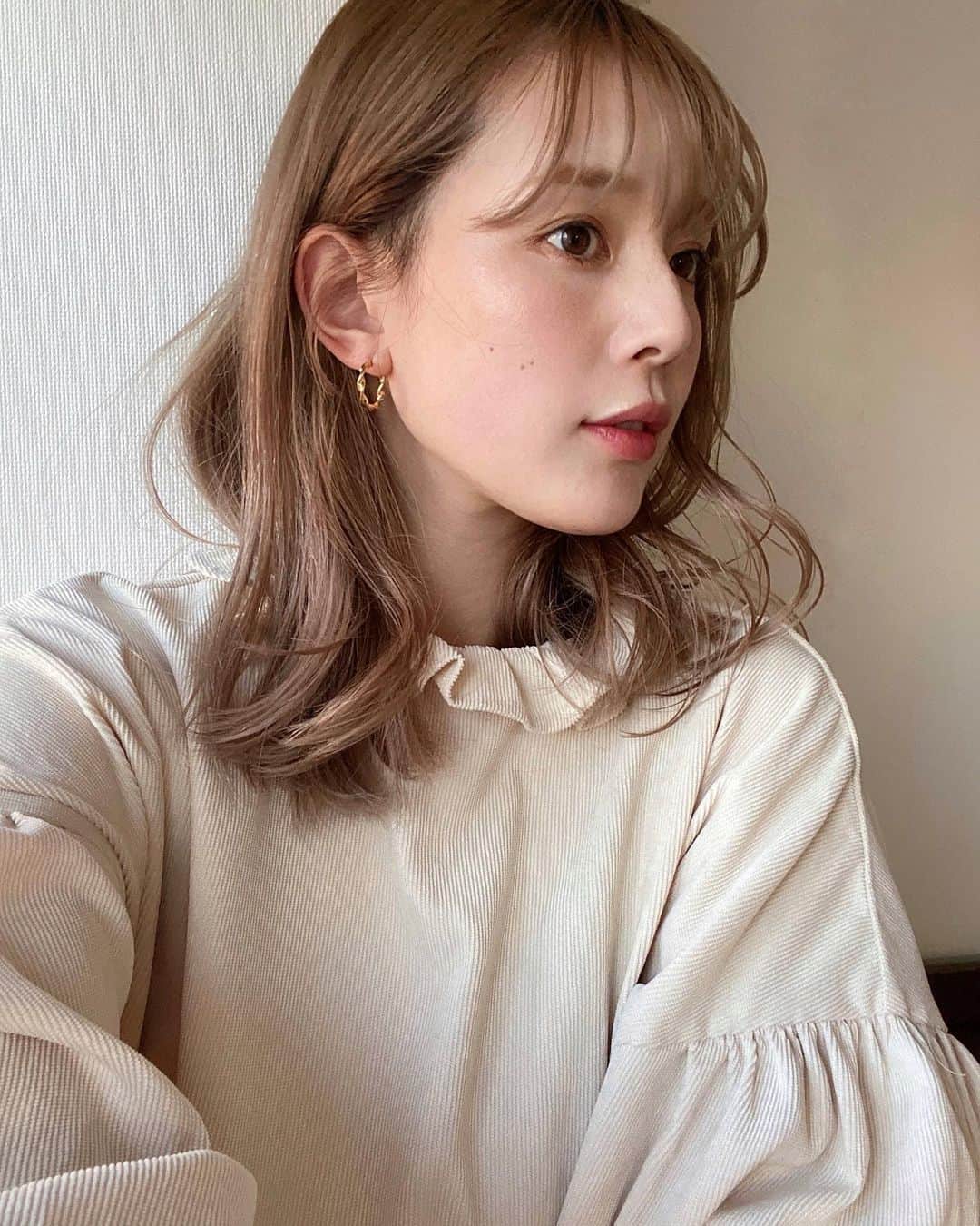 のインスタグラム：「❄️. 突然の本気オススメなんですけど、😂 モテマスカラ使ってたら 抜けまくってスカスカやったまつ毛が生えてきたし 長さも密度も出てきた...✨ (マスカラやけど美容成分が入ってて メイクしながらケアできるらしい！) 目の縦幅が大きく見えるし まつ毛生えた・伸びたっていうんが ここ最近の嬉しかったこと🤣💕 ⠀ あと、今日久しぶりにYSLのクッションファンデ使ったら やっぱめっちゃ肌綺麗になる!良い◎ 普段ファンデーションあんまりせーへんから 違いをめっちゃ実感する🌟 まあまあカバー力あるのでナチュラル感欲しい人は ファミュとかNARSがいいのかなと思います💭 (私が使ったことある中では)」