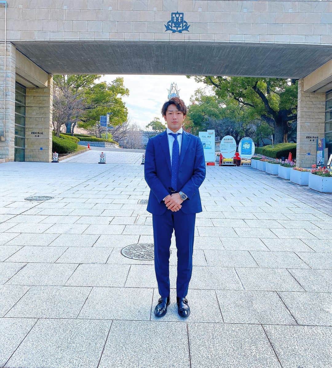 西田哲朗のインスタグラム：「皆様大変報告が遅くなりすいません。 プロ野球選手を引退します。 11年間応援ありがとうございました。  そして来季からソフトバンクホークス球団広報を引き受けさせてもらうことになりました。  実は通告を受けた時には引退を決めていました。ただ自分1人で野球を出来てきた訳ではないので区切りをつけるというニュアンスになってしまいました。 この期間たくさんの方々と話し、たくさんの企業さんとも話し、たくさんの仕事のはなしももらいましたが、自分は11年プレーしたプロ野球界に携わり、色々な視点から勉強し、そして野球界に恩返しし、成長していきたいと思いました。そして何よりホークスが好きです。 一から勉強することだらけですが、また何卒よろしくお願いします。  楽天イーグルス8年、ソフトバンクホークス3年、計11年の半分以上は怪我の生活でしたが、周りの方々にも恵まれ、 リーグ優勝2回、日本一を4回も味わうことができました。 最高のプロ野球生活でした。  第二の人生頑張ってまいります。  #西田哲朗 #福岡ソフトバンクホークス #楽天イーグルス#プロ野球＃引退#関西大学 #関西大学第一高校」