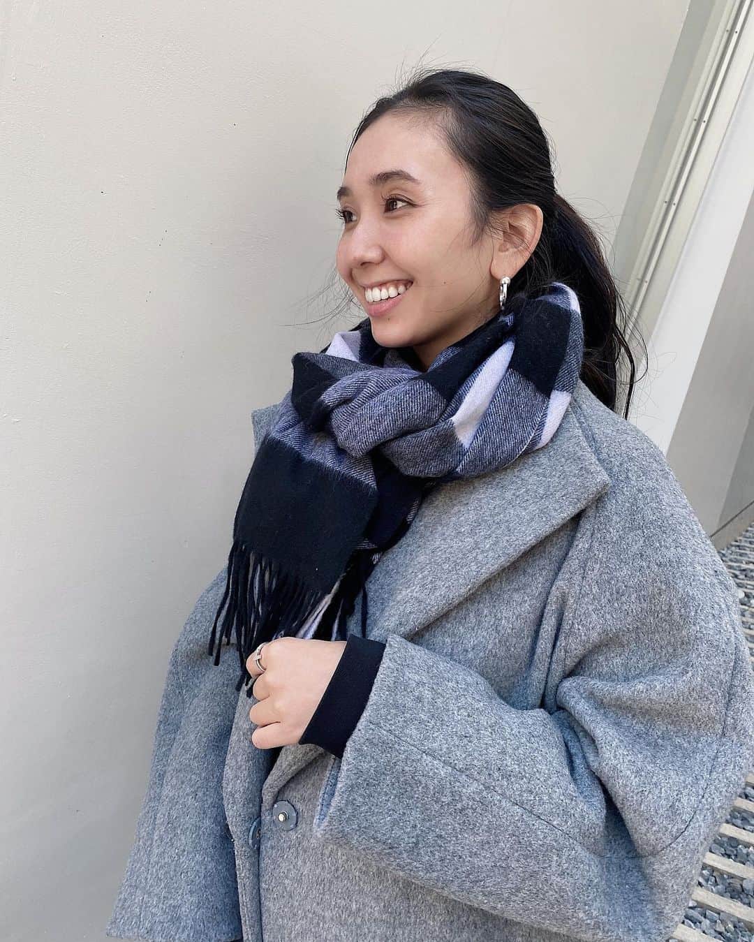 のインスタグラム：「冬でもタートルより首元がスッキリしてる服が好きなので。  モノトーンのストールを巻いてみました✔︎ カシミア100%で肌触りがやわらかかて暖かい♡  ストールは @poshalma_official のもの。  ﻿ ﻿  ﻿ ﻿  #コーデ部#コーデ日記#162cmコーデ#ストール#ショール#マフラー#カシミアストール #poshalma」