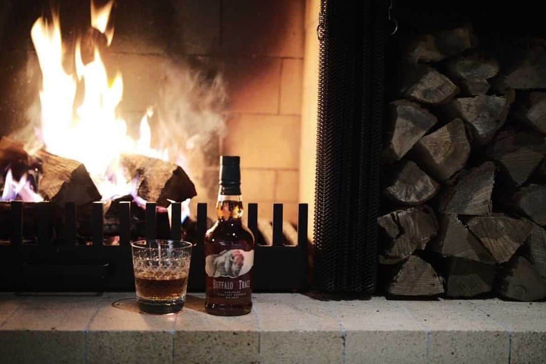 谷尻誠さんのインスタグラム写真 - (谷尻誠Instagram)「暖炉といえばウイスキー。 火を眺めながら、ゆっくりとお酒を飲む時間が日課になりました。世界で最も賞を受賞している蒸留所によるバーボン・ウィスキーのバッファロー・トレース・バーボンも最近のお気に入り。 #buffalotraceambassador」12月23日 20時59分 - tanijirimakoto
