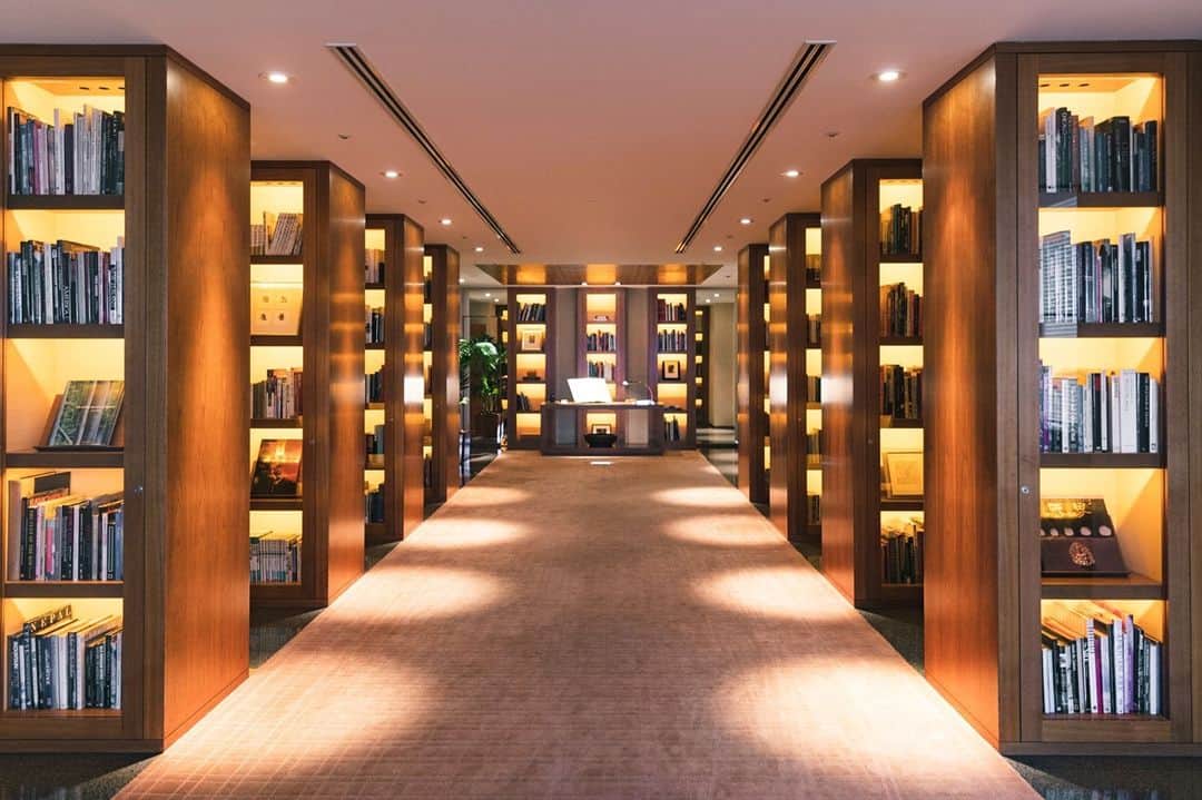 のインスタグラム：「Take your reading to a new level on our 41st Floor. Choose any book of your choice at our amazing library available for all of our staying guests.  約2000冊の書籍を所蔵し、それぞれの配置まで完璧にデザインされたこのライブラリーの扉はご宿泊ゲストのためだけに開かれます。未知なるジャンルの1冊を手に取り、お部屋でページをめくりながら、新たな世界への旅を楽しんでも。  Share your own images with us by tagging @parkhyatttokyo  ————————————————————— #parkhyatttokyo#luxuryispersonal #library #interior #johnmorford #パークハイアット東京 #ライブラリー #インテリア #ジョンモーフォード」