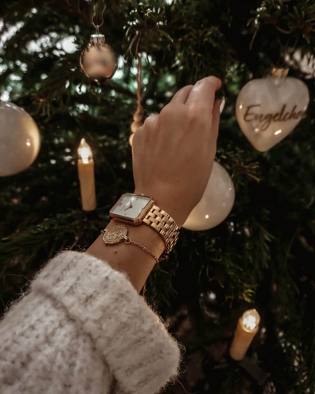 Kapten & Sonさんのインスタグラム写真 - (Kapten & SonInstagram)「Ready for Christmas? We definitely are! 🎄 If you're still searching for the perfect LAST MINUTE GIFT discover our gift cards and get the perfect gift for everyone! Hurry up! ✨ @mellanie.fernandez combines our watch Grace Gold "Steel" and the Bracelet Coin Marakech Gold. #bekapten #kaptenandson⁠ .⁠ .⁠ .⁠ #lastminute #gift #giftidea #christmas #season #xmas #special #watch #backpack #glasses #winter #gift #inspiration #cozy」12月23日 21時01分 - kaptenandson