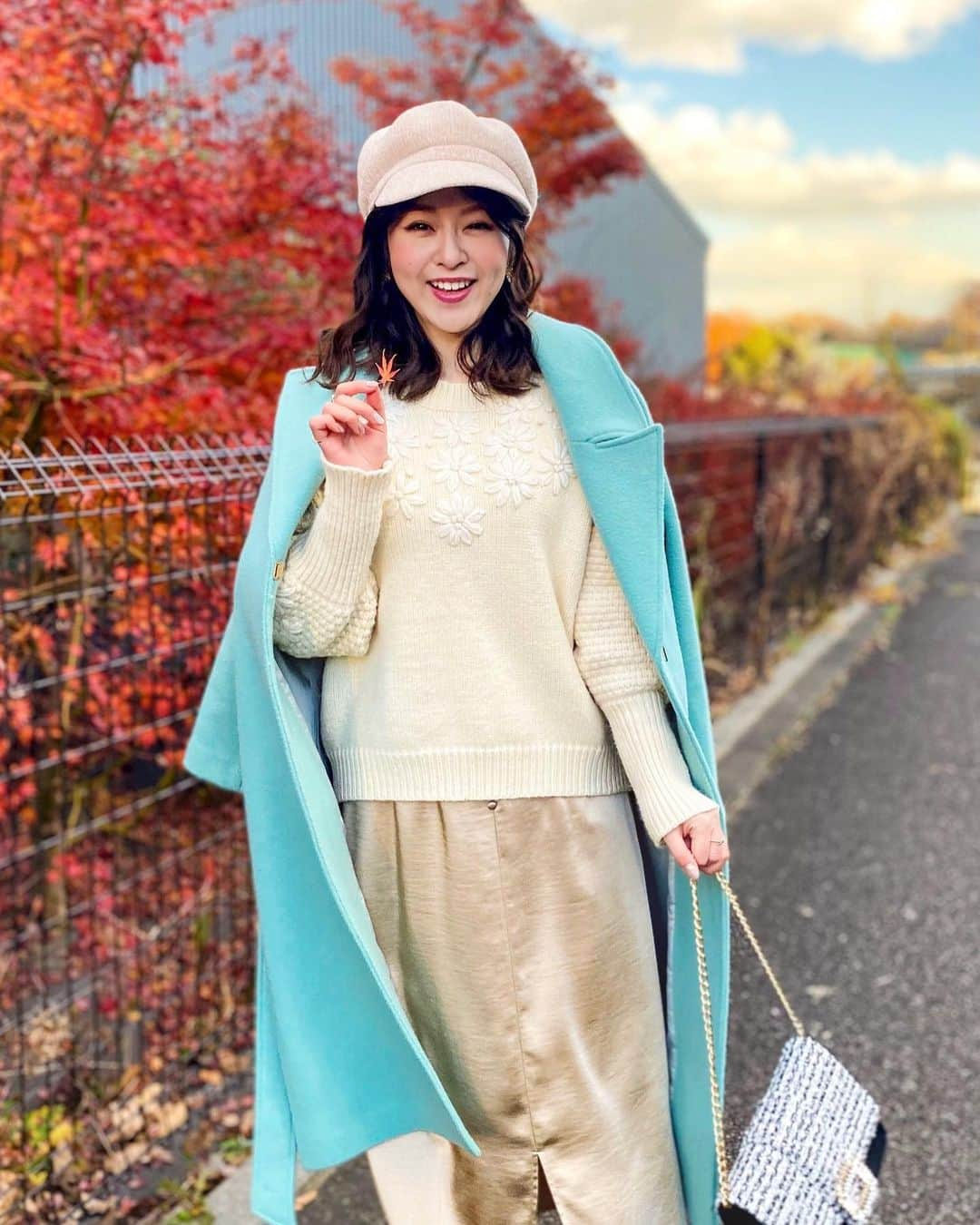 みゆこさんのインスタグラム写真 - (みゆこInstagram)「.﻿ 今の冬はミントグリーンのコート🧥を💚﻿ ﻿ 肉厚な生地と鮮やかな色合いが可愛くて﻿ 着映え感抜群🥰﻿ 上質なウール素材で作られているから﻿ しっかり温かい(๑ˊᗜˋ๑)﻿ 共布ベルトでウエストマークすると、﻿ スッキリ着こなせるのも🙆‍♀️✨﻿ ﻿ 大きめの衿とトレンドのビッグシルエットで﻿ 気に入ってまーす♪﻿ ﻿ お出かけ途中に真っ赤な🍁見つけました☺️﻿ ﻿ ﻿ 🧥　☑︎ダブルメルトンガウンコート﻿ 🎨ミントグリーン﻿ (着用サイズ: 36)﻿ ﻿ ﻿ ﻿ @tonal_official #tonal #トーナル #冬コーデ#冬スタイル#冬ファッション﻿ ﻿ ﻿ #紅葉#もみじ#🍁#夕暮れ時#夕暮れの空#いつかの私#🧥#コートコーデ#30代ファッション#30代コーデ#💚#ミント#ミントグリーン#ミントカラー#冬服#ニット#前髪なし#センターパート#アラサー女子#アラサーコーデ﻿ ⠀」12月23日 21時00分 - miyuco.t