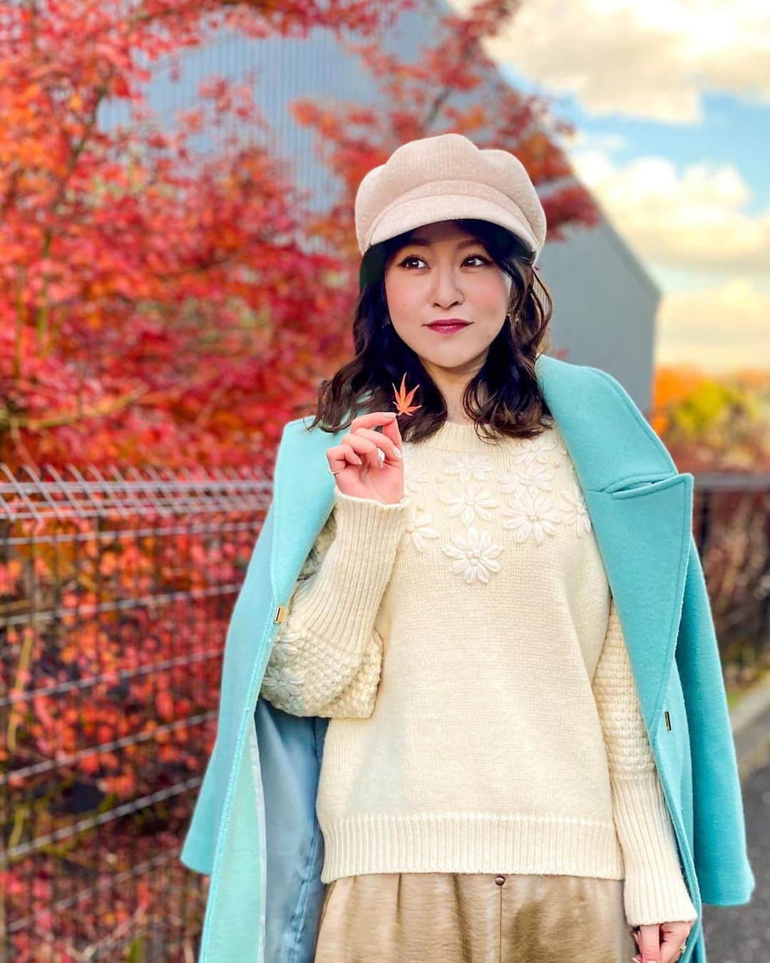 みゆこさんのインスタグラム写真 - (みゆこInstagram)「.﻿ 今の冬はミントグリーンのコート🧥を💚﻿ ﻿ 肉厚な生地と鮮やかな色合いが可愛くて﻿ 着映え感抜群🥰﻿ 上質なウール素材で作られているから﻿ しっかり温かい(๑ˊᗜˋ๑)﻿ 共布ベルトでウエストマークすると、﻿ スッキリ着こなせるのも🙆‍♀️✨﻿ ﻿ 大きめの衿とトレンドのビッグシルエットで﻿ 気に入ってまーす♪﻿ ﻿ お出かけ途中に真っ赤な🍁見つけました☺️﻿ ﻿ ﻿ 🧥　☑︎ダブルメルトンガウンコート﻿ 🎨ミントグリーン﻿ (着用サイズ: 36)﻿ ﻿ ﻿ ﻿ @tonal_official #tonal #トーナル #冬コーデ#冬スタイル#冬ファッション﻿ ﻿ ﻿ #紅葉#もみじ#🍁#夕暮れ時#夕暮れの空#いつかの私#🧥#コートコーデ#30代ファッション#30代コーデ#💚#ミント#ミントグリーン#ミントカラー#冬服#ニット#前髪なし#センターパート#アラサー女子#アラサーコーデ﻿ ⠀」12月23日 21時00分 - miyuco.t