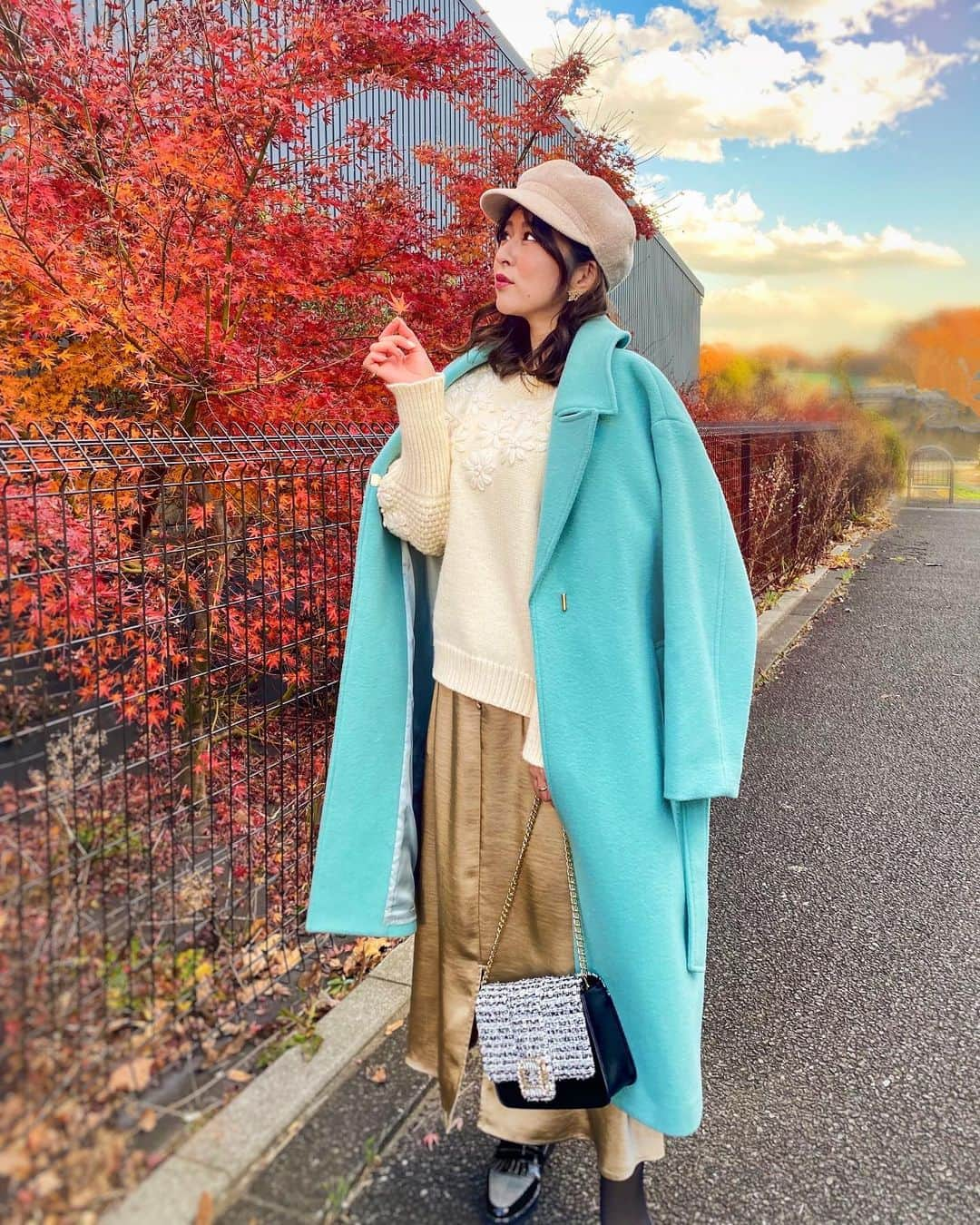 みゆこさんのインスタグラム写真 - (みゆこInstagram)「.﻿ 今の冬はミントグリーンのコート🧥を💚﻿ ﻿ 肉厚な生地と鮮やかな色合いが可愛くて﻿ 着映え感抜群🥰﻿ 上質なウール素材で作られているから﻿ しっかり温かい(๑ˊᗜˋ๑)﻿ 共布ベルトでウエストマークすると、﻿ スッキリ着こなせるのも🙆‍♀️✨﻿ ﻿ 大きめの衿とトレンドのビッグシルエットで﻿ 気に入ってまーす♪﻿ ﻿ お出かけ途中に真っ赤な🍁見つけました☺️﻿ ﻿ ﻿ 🧥　☑︎ダブルメルトンガウンコート﻿ 🎨ミントグリーン﻿ (着用サイズ: 36)﻿ ﻿ ﻿ ﻿ @tonal_official #tonal #トーナル #冬コーデ#冬スタイル#冬ファッション﻿ ﻿ ﻿ #紅葉#もみじ#🍁#夕暮れ時#夕暮れの空#いつかの私#🧥#コートコーデ#30代ファッション#30代コーデ#💚#ミント#ミントグリーン#ミントカラー#冬服#ニット#前髪なし#センターパート#アラサー女子#アラサーコーデ﻿ ⠀」12月23日 21時00分 - miyuco.t