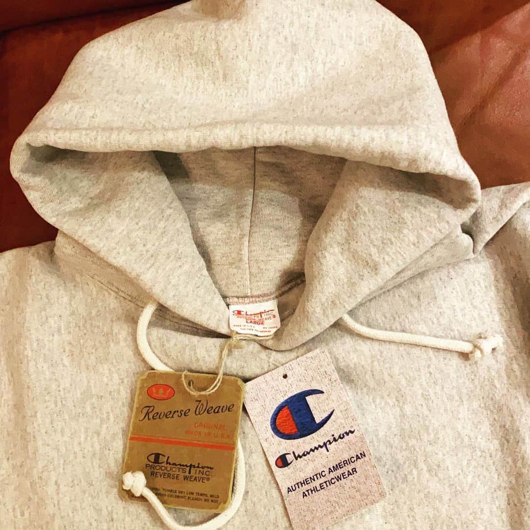 のインスタグラム：「自分へのXmasプレゼントは✨ Made In U.S.A🇺🇸のチャンピオンリバースウィーブスウェットパーカー赤タグ！わーいわーい🤗 洗い込んで20年は着るぞ！そしたら70歳超えちゃうな👴」