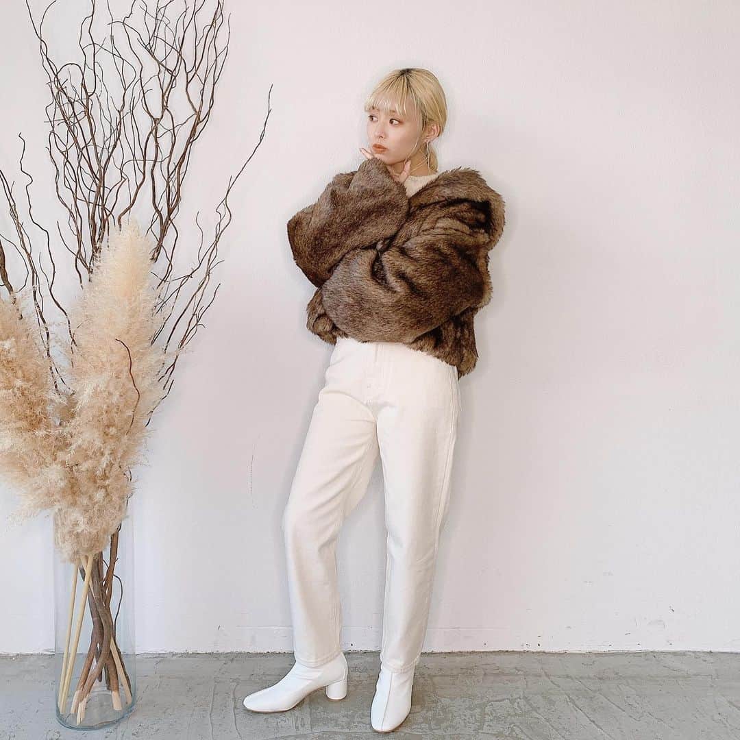 Vannie Officialさんのインスタグラム写真 - (Vannie OfficialInstagram)「今季ラストアウター❄ ⠀  【ショートファーコート】7,200+tax ⠀  《styling》 コンパクトなベストバランスなファーコートが登場♡ 思わず触りたくなっちゃう見た目にもかわいいファーコート♪ パンツスタイルですっきり合わせたり、ワンピースの羽織りにもオススメ◎  ⠀ 《detail》 大きめの衿やボリューム袖など、こだわった丸みのあるシルエットが女の子らしさをグッと引き立てます♪ シーズンムードを盛り上げる温かみのあるデザイン♡ コーデしやすいブラウンベースの2色でご用意しました◎  ⠀ 《fabric》 毛足の長いリッチなフェイクファー使用 ⠀ ⠀ ⠀ #vannie_u#ヴァニーユー #ZOZOでしか買えない⠀⠀  お問い合わせはDMまでご連絡ください‪‪☺︎‬」12月23日 21時01分 - vannie__u