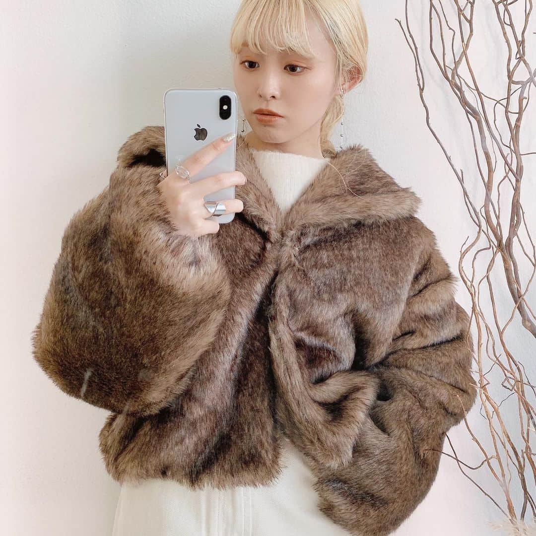Vannie Officialのインスタグラム：「今季ラストアウター❄ ⠀  【ショートファーコート】7,200+tax ⠀  《styling》 コンパクトなベストバランスなファーコートが登場♡ 思わず触りたくなっちゃう見た目にもかわいいファーコート♪ パンツスタイルですっきり合わせたり、ワンピースの羽織りにもオススメ◎  ⠀ 《detail》 大きめの衿やボリューム袖など、こだわった丸みのあるシルエットが女の子らしさをグッと引き立てます♪ シーズンムードを盛り上げる温かみのあるデザイン♡ コーデしやすいブラウンベースの2色でご用意しました◎  ⠀ 《fabric》 毛足の長いリッチなフェイクファー使用 ⠀ ⠀ ⠀ #vannie_u#ヴァニーユー #ZOZOでしか買えない⠀⠀  お問い合わせはDMまでご連絡ください‪‪☺︎‬」