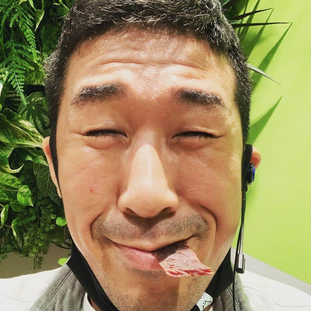 田村裕さんのインスタグラム写真 - (田村裕Instagram)「今日はオーナーをしているDIMEのYouTube生配信でした！  アーカイブも残ると思うので見てくださいねー！  今日から始まるウインターカップについて、DIMEの3選手と思い出などお話ししています！  #テングビーフステーキジャーキー #うまうま #DIME #ウインターカップ #YouTube #今日も笑えた？ #笑えなかったとしても大丈夫 #俺が笑ってる #明日は笑おう #麒麟田村 #タムラ433 #TAMURA #smile #SMILE #powersmile #POWERSMILE #パワースマイル #エネルギースポット」12月23日 21時03分 - hiroshi9393