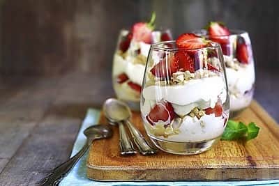Archana's Kitchenさんのインスタグラム写真 - (Archana's KitchenInstagram)「#ChristmasRecipes  Strawberry Coconut Trifle Pudding Recipe is a delicious dessert with a riot of complimenting flavours of lemon, coconut and strawberries. Zesty lemon cake cubes layered with creamy coconut custard and fresh sweet tangy strawberries, literally a match made in heaven.  Get the recipe from the smart.bio link in my profile @archanaskitchen . . . . . . . #christmas #christmascake #christmasfood #christmasmenu #foodanddrink #christmasdinner #christmasmenuideas #winterrecipes #eatfit #cooking #food #healthyrecipes #foodphotography #recipeoftheday #comfortfood #deliciousfood #delicious #instayum #food」12月23日 21時03分 - archanaskitchen