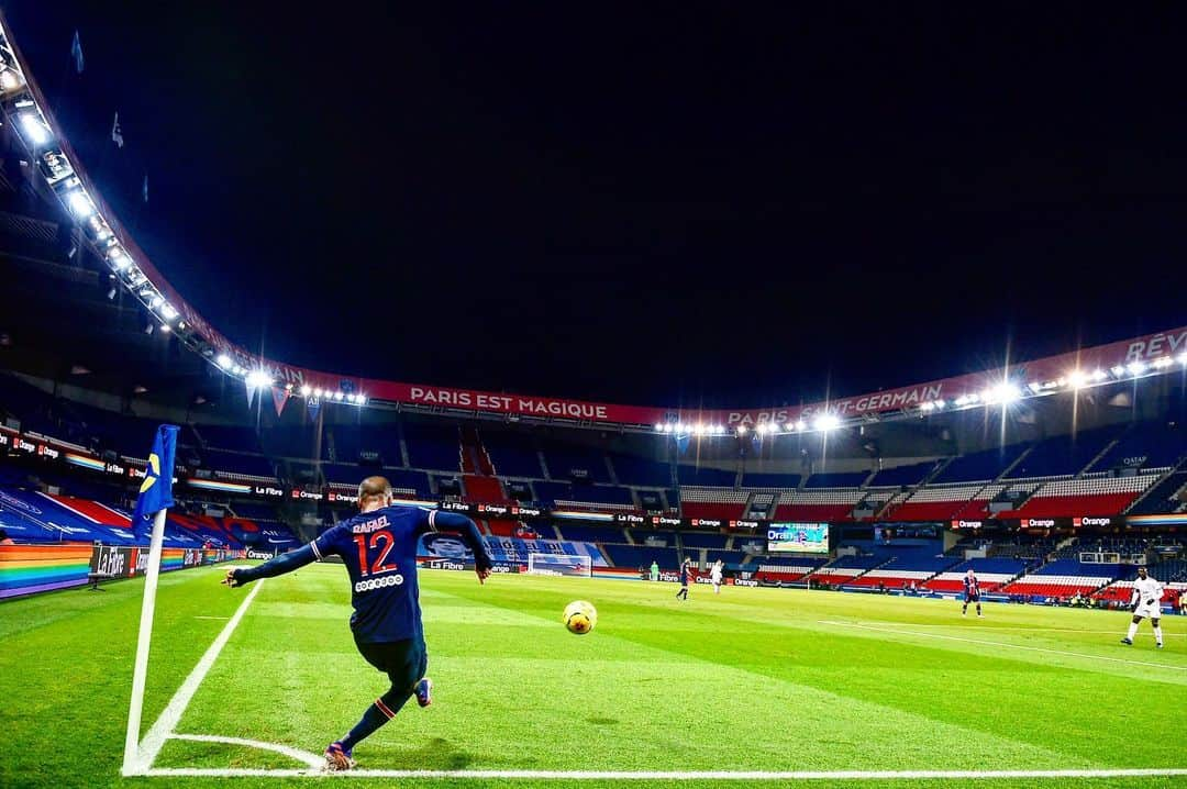 パリ・サンジェルマンFCさんのインスタグラム写真 - (パリ・サンジェルマンFCInstagram)「🔚⚽️ 𝑻𝒉𝒆 𝒍𝒂𝒔𝒕 𝒐𝒏𝒆 🔚⚽️ 𝑳𝒆 𝒅𝒆𝒓𝒏𝒊𝒆𝒓 . 🏟 #PSGRCSA #AllezParis #ICICESTPARIS #PSG #Paris #Football #Ligue1 #Rafinha」12月23日 21時04分 - psg