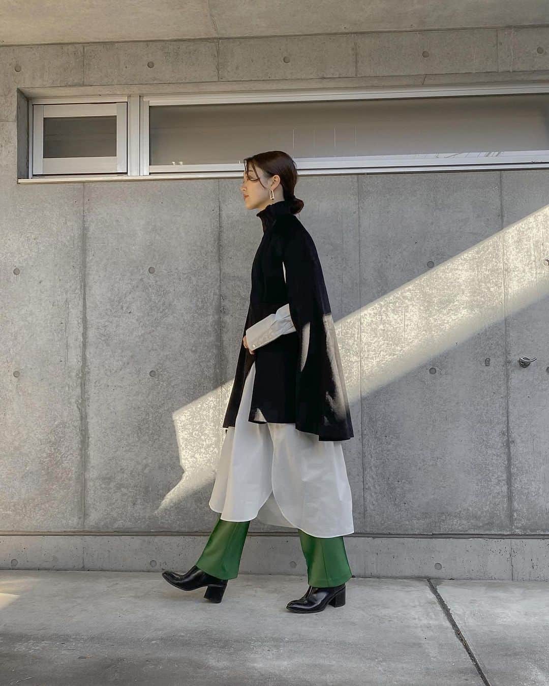 影山可蓮のインスタグラム：「・ ・ Outfit 🎄 ・ ・ お気に入りアイテムを重ねに重ねた超レイヤードコーデ🤍 Aoiちゃんコラボニットベストをシャツと合わせて、さらにカラーパンツとケープコートでフル装備です👌🏼 ・ 🏷 KNIT @murua_official  SHIRTS @credona_official  OUTER @urs_official  BAG/SHOES @charleskeithofficial   ・ ・ #outfit #ootd  #instafashion #minimalstyle #minimalfashion #classicstyle #simpleoutfit #everydaylook #urs_official #urs_styling #murua # #コーデ #コーディネート #今日のコーデ #私服  #karen_k_outfit」