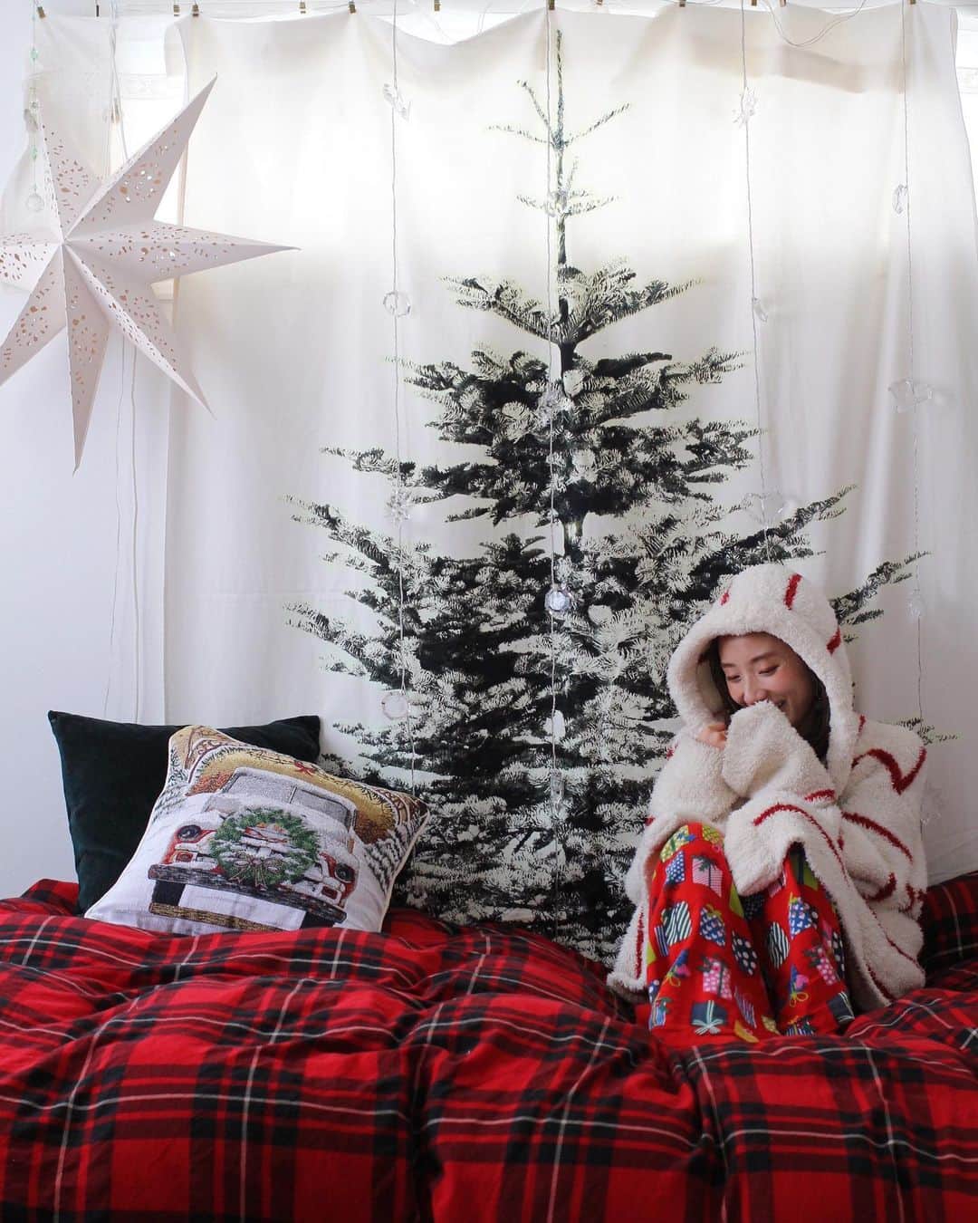 sayoko_betseyのインスタグラム：「#ありがとうNEXTWEEKEND﻿ ﻿ こちらお気に入りの寝床🛌🎄﻿ クリスマスはおうちで過ごしたいと思います。﻿ 今年はリモートしたり踊ったり、w﻿ Stay home達人になった気がする🐿﻿ ﻿ ﻿ 1人での生活を選んだ去年。﻿ でもコロナで収入も今年早々にかなり不安定に。。。﻿ 地元でもない街で孤独だったし、色んな悔しい思いを呑み込む中、﻿ 凄く力になってくれたのがNEXTWEEKENDやそこで出会った友達でした🥺﻿ ﻿ 元々みんな日常編集力が高くて、﻿ 日々の暮らしの中に楽しみを見つけるのが得意！﻿ もちろん仕事の話しをしても、今の状況に愚痴を言うばかりじゃなくて、今できる最善の事を話し合える。﻿ ﻿ みんなで励まし合ってたから、今幸せなクリスマスを迎えられそうです🎅﻿ ﻿ そんなメンバーに出会わせてくれた﻿ @moemurakami_ @nextweekend_jp﻿ 皆々様には今年も感謝いっぱい❤️﻿ 最近は直接一緒に何かできている訳じゃないけど、NEXTWEEKENDが繋いでくれた糸を大事に紡いでます。﻿ ﻿ ﻿ ✨Special thanks!!🎄﻿ @moemurakami_﻿ @tomo86chan﻿ @ayano___54﻿ @ikumi_808_﻿ @yasuyo.hiruma﻿ @ino_asami﻿ @nextweekend_ryota﻿ @comamigram﻿ @hikarimogami0925﻿ @syan77﻿ @naoko1023  ﻿ #ごきげんなひと #週末野心﻿ #野心宣言2021 ﻿ #stayhomechristmas #christmas #クリスマス #札幌 #北海道 #暮らしを楽しむ」