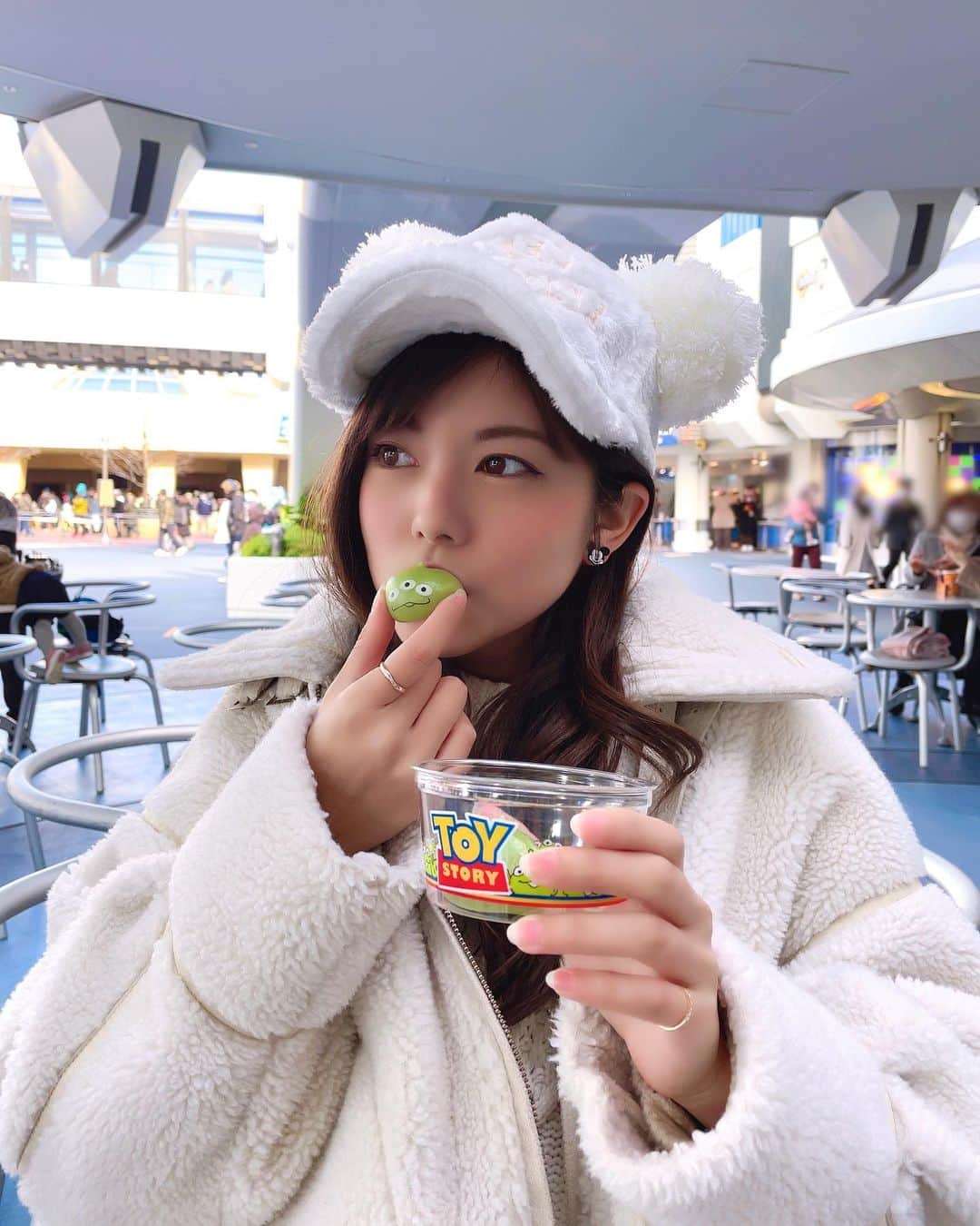 熊林保奈美のインスタグラム：「* . 年末年始の冬眠に入る前に ディズニー納めしてきた時の〜📷  今年は2月末から休園になって 年パス期限残したまま使えなくなったり、 7月の再開後も色々と制限があって 今までのパークとは 違う部分もたくさんあったけど、 大大大好きな場所に また行く事ができるようになって 本当に良かった🥺  まだお店もパレードも 休止してるものはあるけど、 新しい様式のパークを 来年も楽しめると良いなぁ🏰💗  一緒にパーク行ってくれた方 楽しい思い出いっぱいありがとう☺️ また来年も一緒に行ってくれる人 募集してます！😂 . * #東京ディズニーリゾート #東京ディズニーランド #tokyodisneyresort #tokyodisneyland #tdl #レースクイーン #RQ #熊林保奈美 #道産子 #Japanesegirl #paddokgirls #pitgirl #instalike #맞팔 #cocodeal」