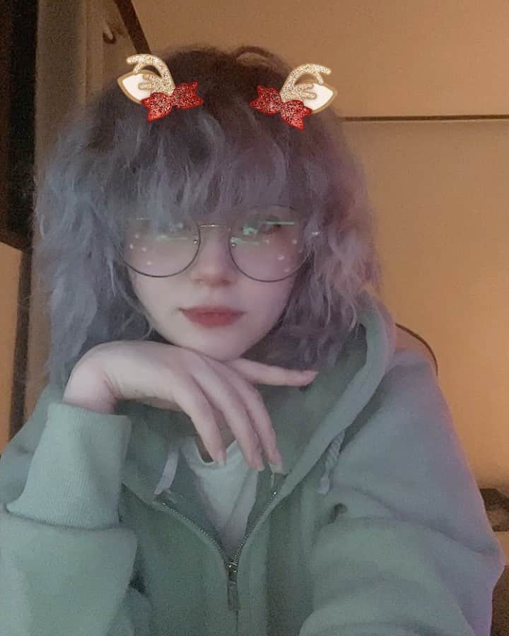 のインスタグラム：「For the people who want curly hair and to “wake up with beautiful luscious curls and just walk out the door without having to style their hair” this is what curly hair ACTUALLY is a great giant mess. I bet yall still want it tho 🙃」