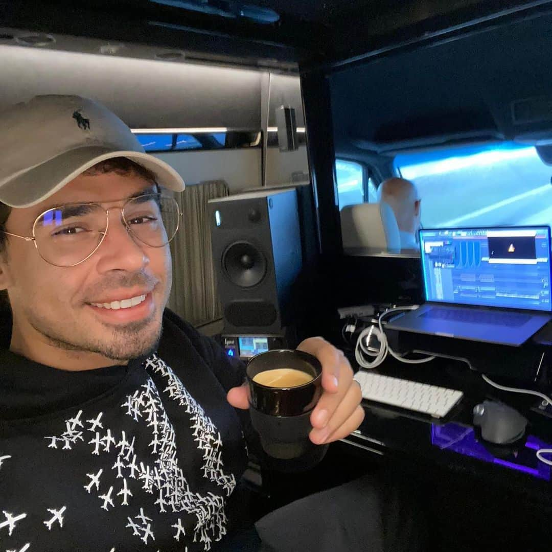 アフロジャックさんのインスタグラム写真 - (アフロジャックInstagram)「driving home for christmas, what are you doing today??」12月23日 21時08分 - afrojack