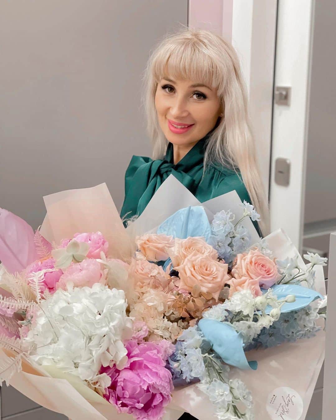 Крошка Алекс о взрослой жизниのインスタグラム：「Happy birthday, mommy ❤️ ⠀ Вчера был такой суматошный день, что я не успела почти ничего выложить 😅 ⠀ Мамулик, с днём рожденья!! Пусть впереди будут самые счастливые годы! Улыбайся всегда, ты такая очаровательная😍 ⠀ Самое главное будь здорова и береги себя, хватит думать только о нас, начинай думать и о себе🙏🏼 ⠀ Мы всегда рядом ❤️ Люблю!」