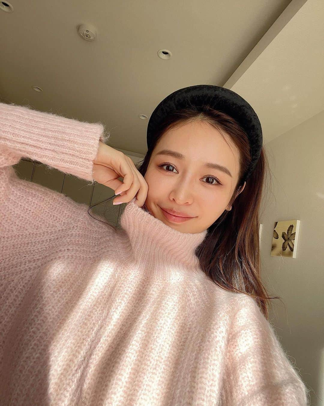 加治ひとみさんのインスタグラム写真 - (加治ひとみInstagram)「カチューシャ可愛くてハマっちゃう💕🧚‍♀️🤍🤍✨  ネイルも見せたくて欲張ったら 手のポーズがずっと一緒になっちゃったw😂🤣　　  headband @stellarhollywood  sweater @zara  #かぢコーデ」12月23日 21時08分 - kaji_26