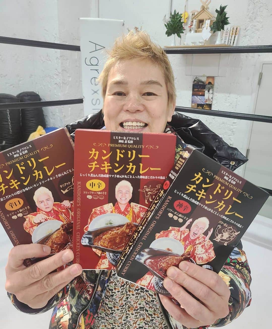 神取忍さんのインスタグラム写真 - (神取忍Instagram)「カンドリーチキンカレー 発売しまーす❗ 21時から通販サイト《神取屋》 オープンしました(^^) こちらで購入出来ますよ😄 https://prtimes.jp/main/html/rd/p/000000192.000030133.html #カンドリーチキンカレー #チキンカレー🍛  #通販 #サイト #神取忍 #プロレス」12月23日 21時09分 - shinobukandori