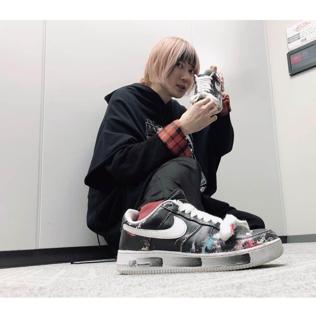 江口雄也さんのインスタグラム写真 - (江口雄也Instagram)「👟  ONAKAMA特番終わりましたー！ 観てくれた皆様ありがとーございます 2021年、最下位から運勢上げて頑張って行きたいと思います◎笑  #onakama  #onakamaと一番搾りで乾杯 #レアスニーカー探していく奴 #占いを急に信じる奴 #peaceminusone」12月23日 21時14分 - bluengt