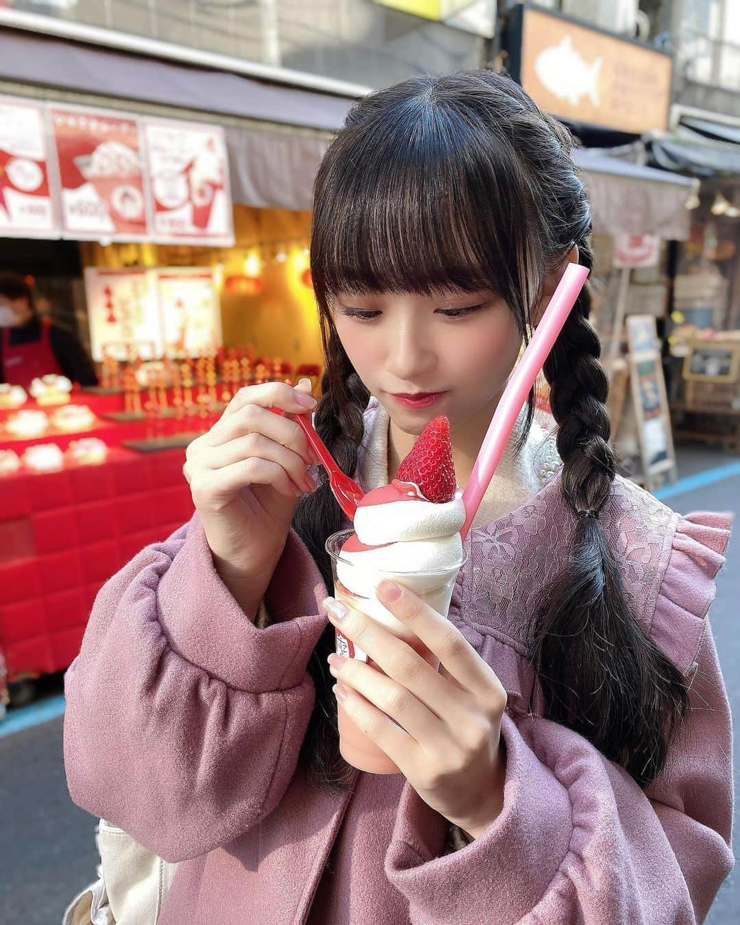 音嶋莉沙さんのインスタグラム写真 - (音嶋莉沙Instagram)「前にお仕事終わりに可愛い ソフトクリーム﻿食べた🍦🍓﻿ ﻿ 映えだね〜ᐠ ♡ ᐟ﻿ ﻿ ﻿ ﻿ ﻿ #築地 #東京カフェ #いちごスイーツ #築地そらつき」12月23日 21時10分 - otoshima_risa