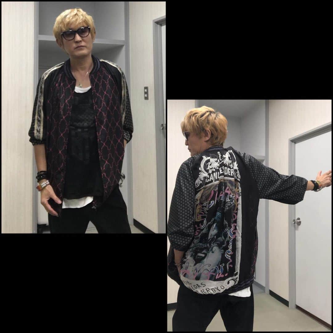 スガシカオのインスタグラム：「12/4 人見記念講堂でのライブで着たジャケット。ベーシックはロング丈のスカジャンタイプ、シースルー素材です。めちゃくちゃ高かったけど、買ってよかった！  アコースティックギターとの相性も良かったので、弾き語りはしばらくこれ着ます。  ーーーーーーーーーーーー  【12/31まで 視聴可能！】 ★あの人見記念講堂でのライブダイジェスト ★当日舞台裏密着 ★最新ドライブインタビュー ★秘蔵ライブ映像（独立直後）　  が、たっぷり観れるアーカイブ！  プレミアムアカーブ試聴チケは、今からでもご購入いただけます。 チケット購入はこちら！（新規の場合、会員登録が必要です）  ・ローチケLIVE STREAMING 　https://l-tike.com/hitorisugar2020hitomi ・PIA LIVE STREAM 　https://w.pia.jp/t/hitorisugartour2020/ ・Streaming+ 　https://eplus.jp/st/sugashikao/」