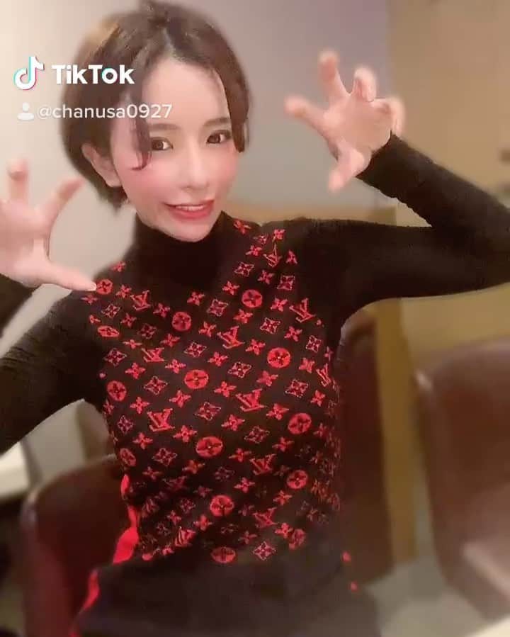 ちゃんうさのインスタグラム：「あと2日！！ 辞めるの寂しいすぎーっ！  お花だしてくれてる人とか、ちょこちょこいてて嬉しすぎる🥺🙏🏻イベントしないけど一瞬でも顔見に来ていただければ嬉しいです😌  最後まで全力で楽しみましょう！！(自分に言ってる笑)  #引退 #卒業 #キャバ嬢 #キャバクラ #ニュークラ #ホステス #thankyou #ありがとうございました #ちゃんうさ #insou #ミナミ #北新地 #ミュゼルヴァ #内面から輝くひとに」