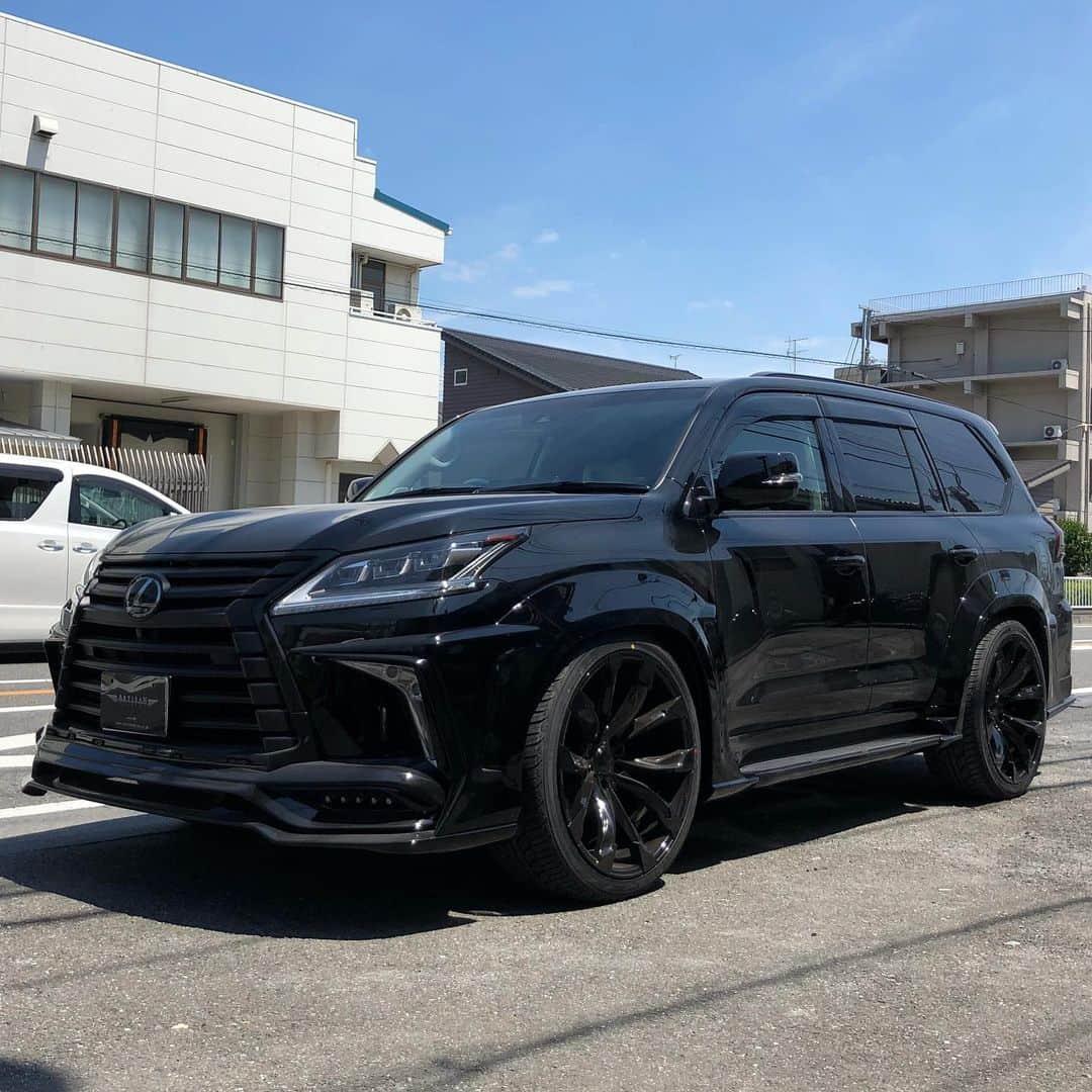 のインスタグラム：「lexus LX570 Artisanspirits/// Sportsline blacklabel www.artisanspirits.co.jp #artisanspirits #artisan #lexus #lexuslx #lexuslx570 #lx #lx570 #bodykit #blacklabel #suv #corarta7 #yokohamatire #japan #jp #evasivemotorsports #butlertire #jworksunlimited #premierautowerkz #suvproject #kanooperformance #car_life_staff  #車庫小舗 #nigeljdmparts #トラウム #advanced_auto_performance  #otto.auto.service #mr__lexus #jackspna」