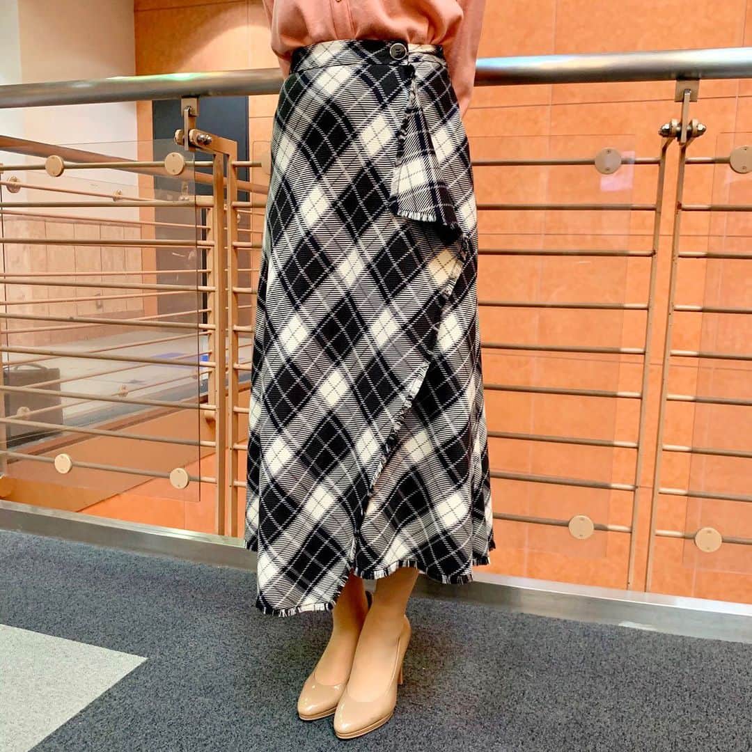 TBS「グッとラック」さんのインスタグラム写真 - (TBS「グッとラック」Instagram)「【12月23日(水)の若林アナ🎄コーデ】  可愛いオレンジピンクのガーデガンをインして、チェックのスカートです。 このスカート巻きスカートになっていて前脇部分でドレープになるようにデザインされている素敵なスカートです。 トップスを黒にするとガラッと大人女子になりますよぉ〜💄  大人女子は、カツンカツンとヒールで歩いてカッコよくぅー  タイツにショートブーツで軽やかに歩くのもよいですね。  同じ服でも小物使いでガラリと印象は、変わります❤️ もうマフラーにコートの欠かせない毎日になってきました🧣  今年もあと少しです頑張っていきましょう！  明日は、イブですねぇ〜🎄  byスタイリストさん  トップス→LOUNIE スカート→Stola ピアス→お世話や  明日のOA(あさ8:00〜)もお楽しみに！！  【#若林アナコーデ　で検索すると、今までのコーデがチェックできます❣️】  ※写真撮影の時のみマスクを外しています  #グッとラック！#tbs #若林有子アナ#若林有子#アナウンサー #ファッション #今日のコーデ#ootd#きょコ #コーデ #女性ファッション #ピアス #お世話や#ニット#LOUNIE#スカート#Stola #秋服#秋コーデ#冬コーデ#ヘアスタイル#ヘアセット#アナウンサーコーデ#アナウンサー衣装 #アナコーデ#水曜#若林アナコーデ #朝8時から#生放送」12月23日 21時22分 - guttoluck_tbs