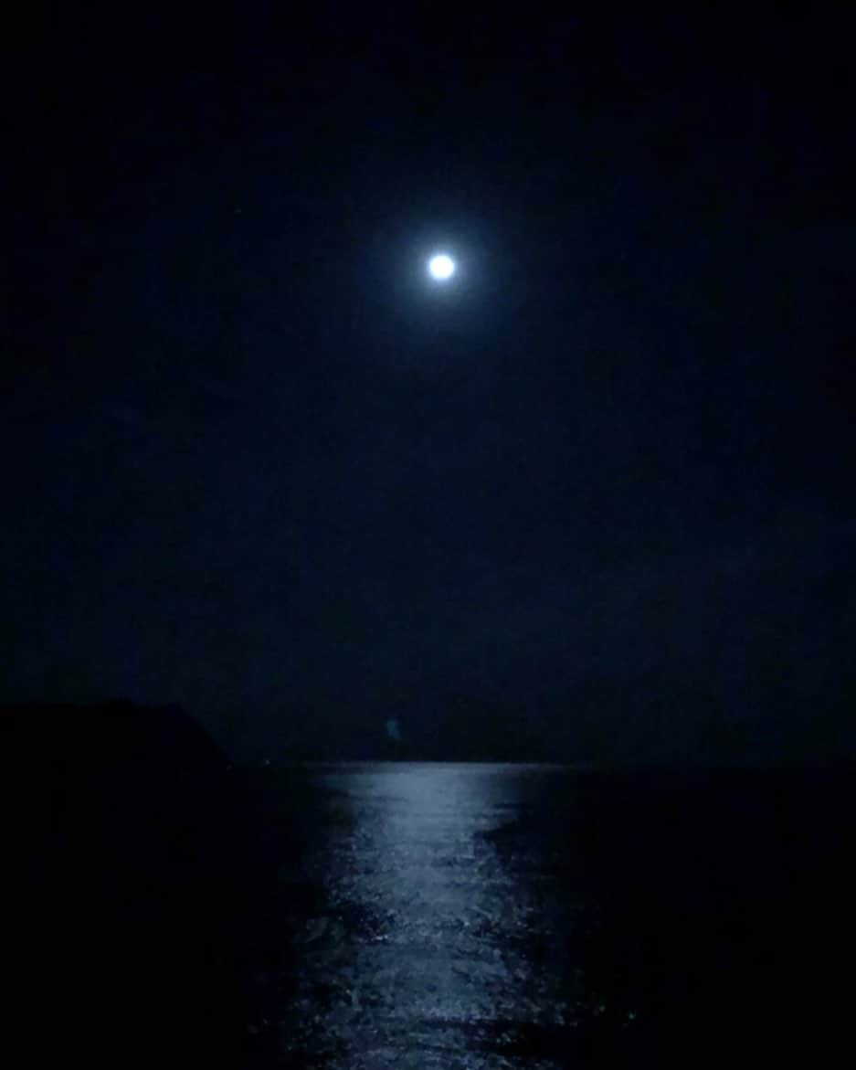 ヒデトレのインスタグラム：「昼は太陽。夜は月のようにあなたたちにありたいとおもってるよ。  と  まえに母.晴世さんが素敵なこと言っていたのを思い出しました。  🌞🌝 #ヒデトレ」