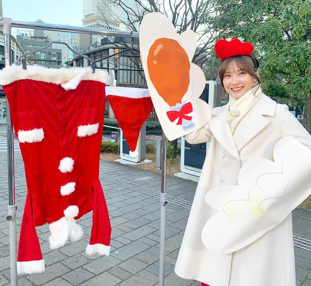 野村彩也子さんのインスタグラム写真 - (野村彩也子Instagram)「. メリークリスマス🤶🎁  いよいよクリスマスですね🎄  あさチャンでは一足先に クリスマスを取り入れました🎅  私が扮するのはニワトリのトリコム🐔 なんと手にはチキンが…！！🍗 共食いじゃないですかスタッフさーん😂  サンタさんの服も真っ逆さまに🥲 いろいろツッコミどころが多いのも あさチャンお天気の魅力なんですよ❤︎笑  おうちで素敵なクリスマスをお過ごしください☃️  P.S. 毎朝載せているストーリー #今朝の空 シリーズみて参考にしてると言ってくださった方 ありがとうございます🙏🥺 何か情報を伝えられないかなと思い、、 細々とではありますが続けてみます🙌 . . . . .  #クリスマス #コスプレ #チキン #サンタコス #あさチャン #野村彩也子」12月23日 21時16分 - nomurasayako