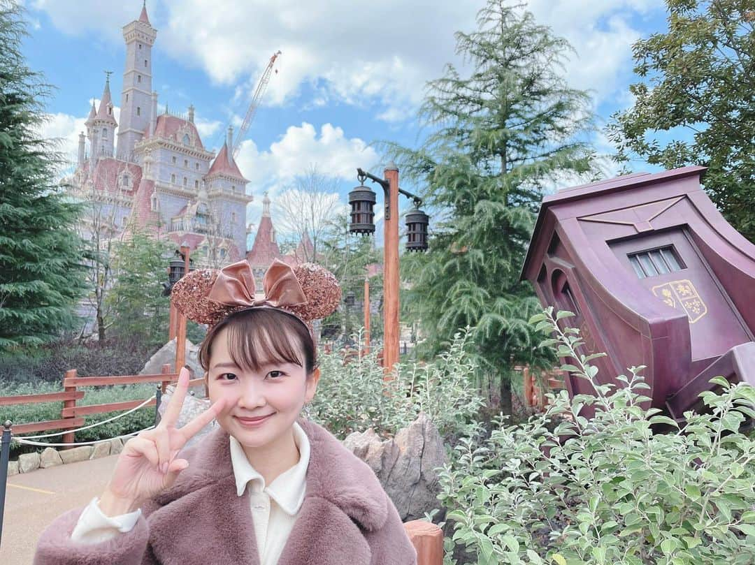 平咲夏加のインスタグラム：「1年ぶり！  #東京ディズニーランド  #ディズニーランド #tokyodisneyland  #美女と野獣  #美女と野獣エリア  #beautyandthebeast」