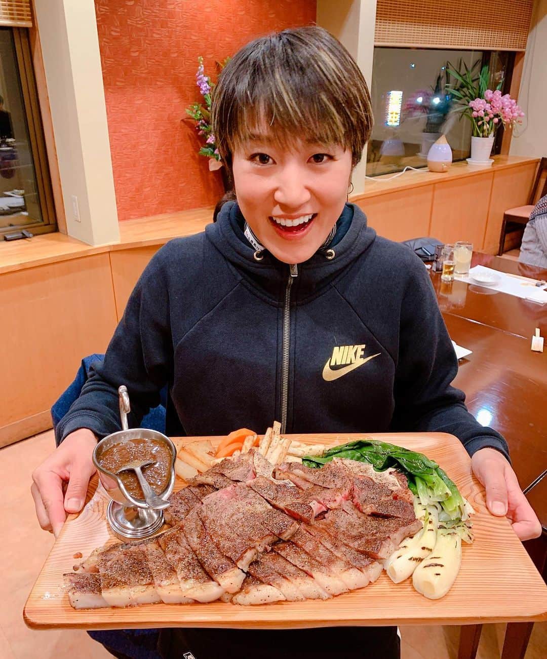 藤本麻子のインスタグラム：「@nikufukigram  スポンサーしていただいている 肉のふきあげのおいしーおいしー ステーキ400g🍖と ヒレを少々と 名前わからんけど骨の近くの 甘くて美味しい所のお肉🍖を お腹いっぱいいただきましたー😋👍🏻❤️ . お肉とご飯のコラボレーションが極上すぎて 箸が止まらんかった🍚😋笑 . みんな、肉のふきあげのお肉たべて 元気に年越して、 コロナなんかに負けんぞー‼️‼😆️ . 栃木インター降りてすぐ @nikunofukiage_miyabi  #肉のふきあげ #肉のふきあげ雅」