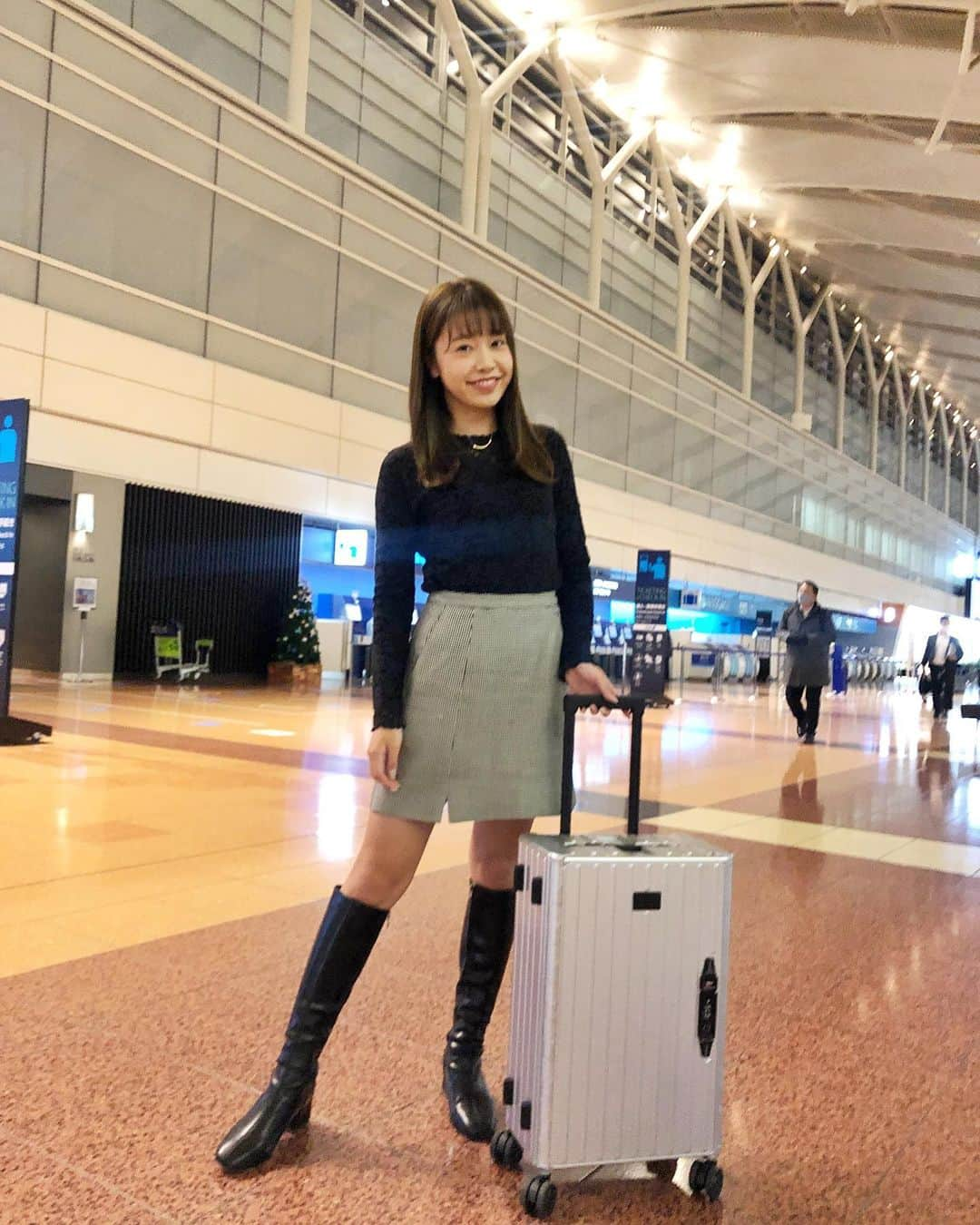 萩原菜乃花さんのインスタグラム写真 - (萩原菜乃花Instagram)「少し前の出張の時の✈️ このキャリーバッグ折りたたみ式なの！！ かさばらずに収納できるからとっても便利〜☺️ 私のは機内持ち込みサイズだけど丈夫だから預けても🙆‍♀️  飛行機見たり空港行くのが好きで 去年はご飯食べるだけでも空港行ったりしてた😂♥️  #キャリーバッグ#アンドフラット#キャリーケース#出張#旅行#空港#ゴルフ#ゴルフ女子#ゴルフ男子#ゴルフコーデ#ゴルフウェア#スポーツ#スポーツ女子#羽田空港#ロングブーツ#golf#golfgirl#instagolf#golffashion#golfswing#golfstagram#골프#高尔夫」12月23日 21時20分 - nanoka_hagiwara